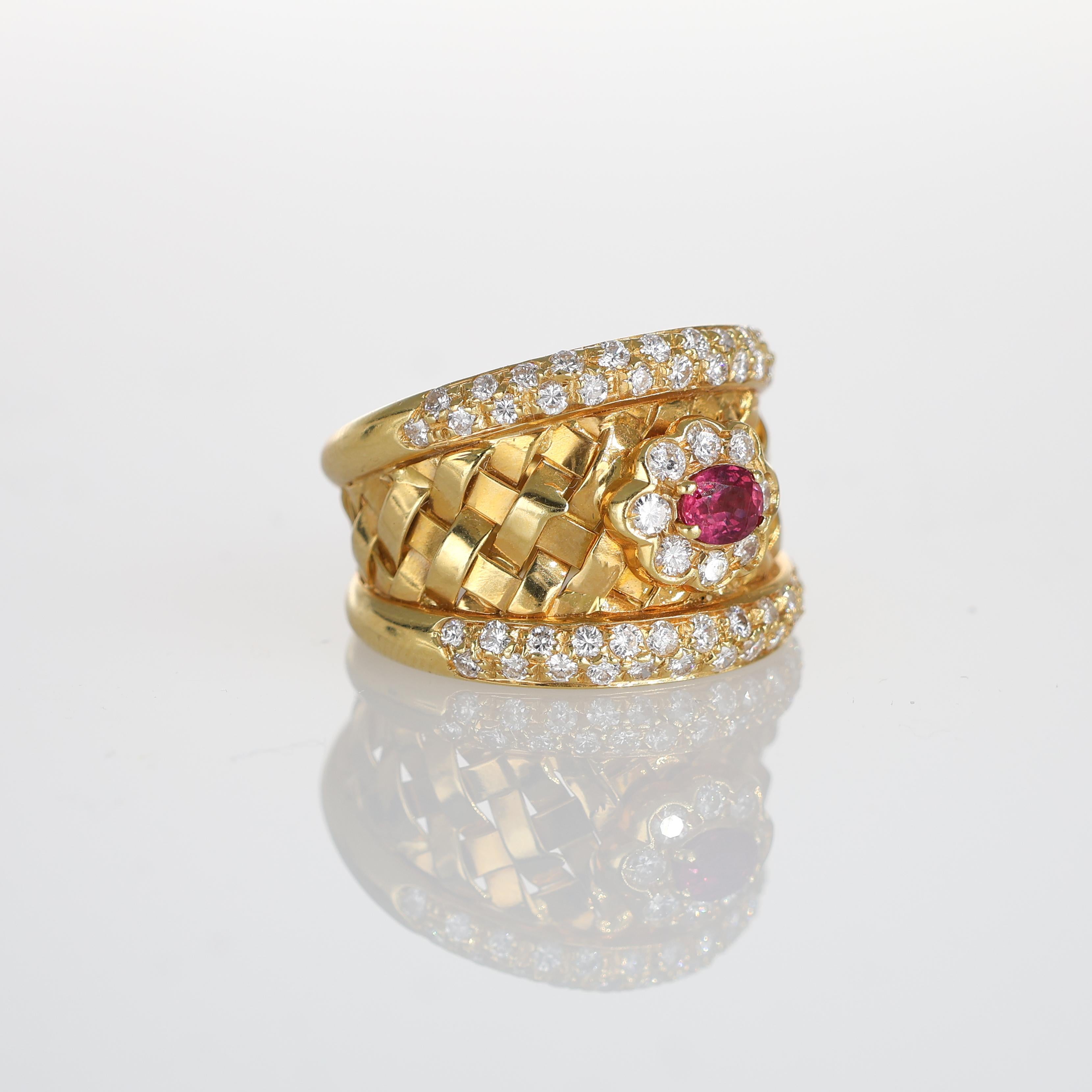 Brilliant Cut 18k Yellow Gold Basket Weave Ring with Central Ruby and Diamond Flower For Sale
