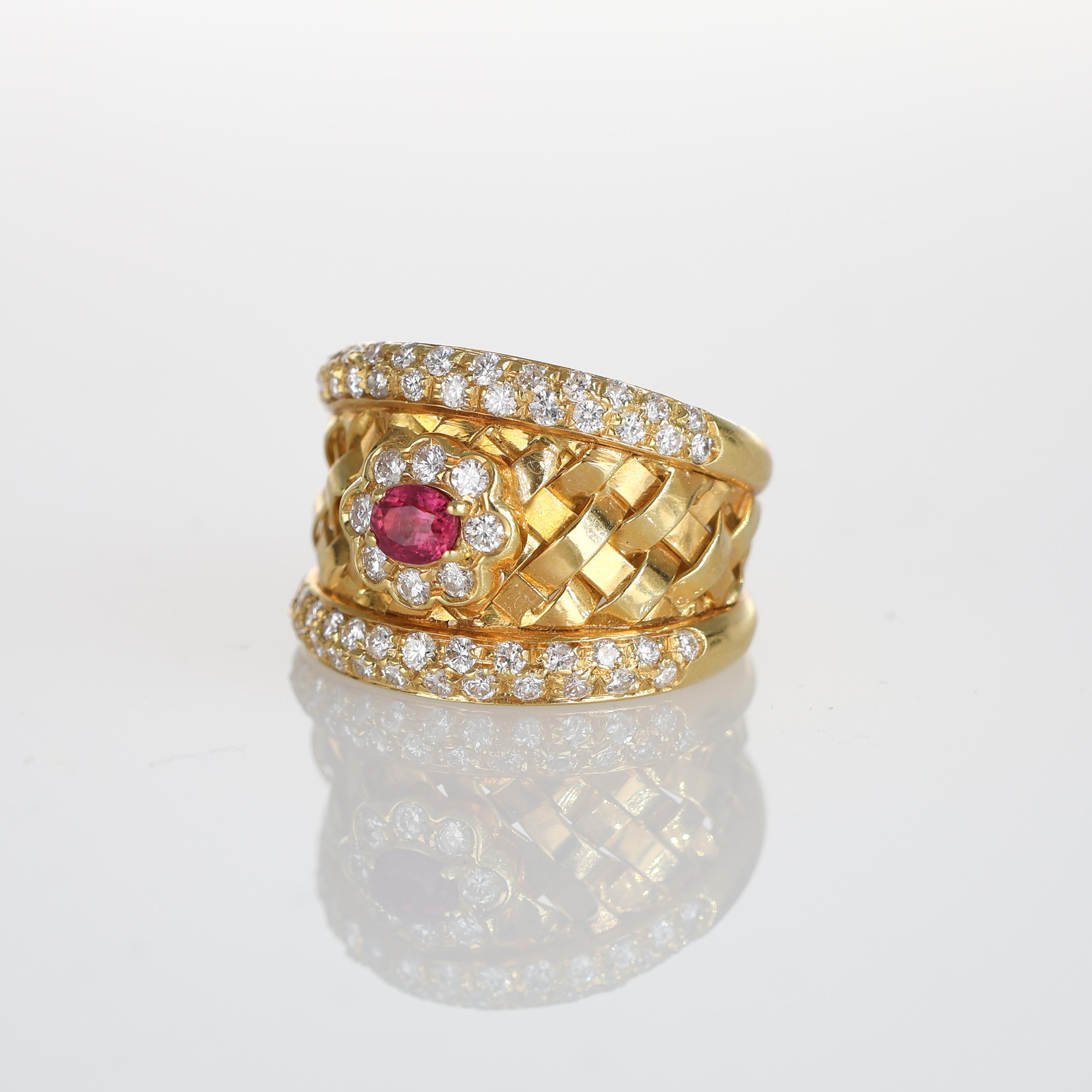18k Yellow Gold Basket Weave Ring with Central Ruby and Diamond Flower In New Condition For Sale In Bergamo, BG