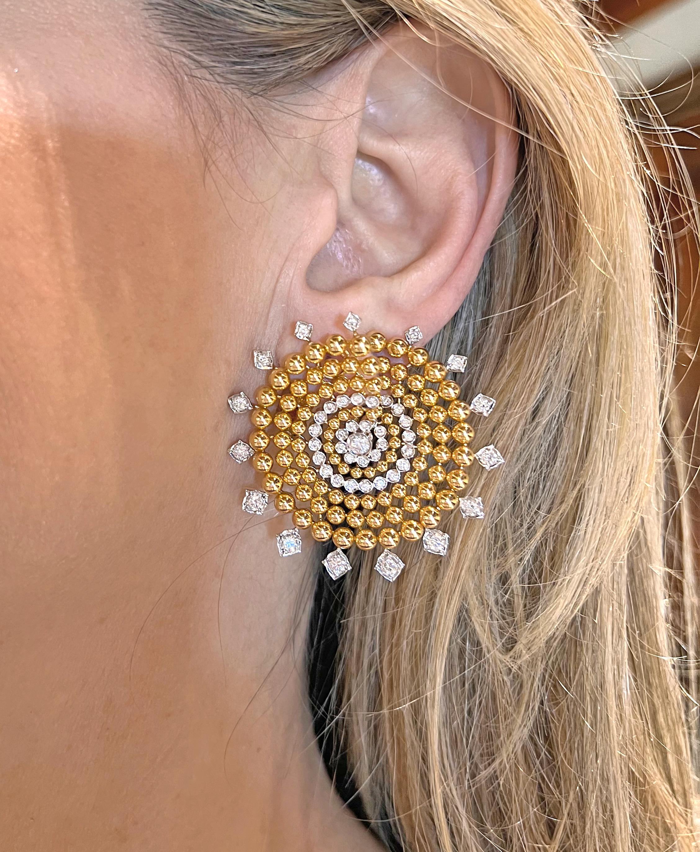 Taille brillant Boucles d'oreilles en or jaune 18k avec perles et tourbillons de diamants en vente