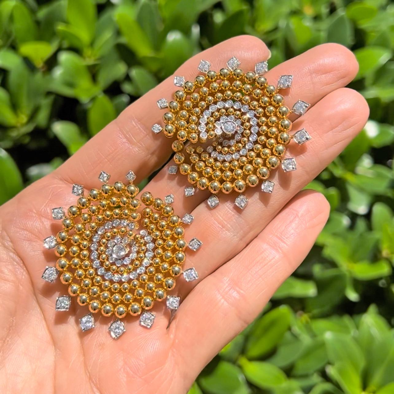 Boucles d'oreilles en or jaune 18k avec perles et tourbillons de diamants Neuf - En vente à Palm Beach, FL