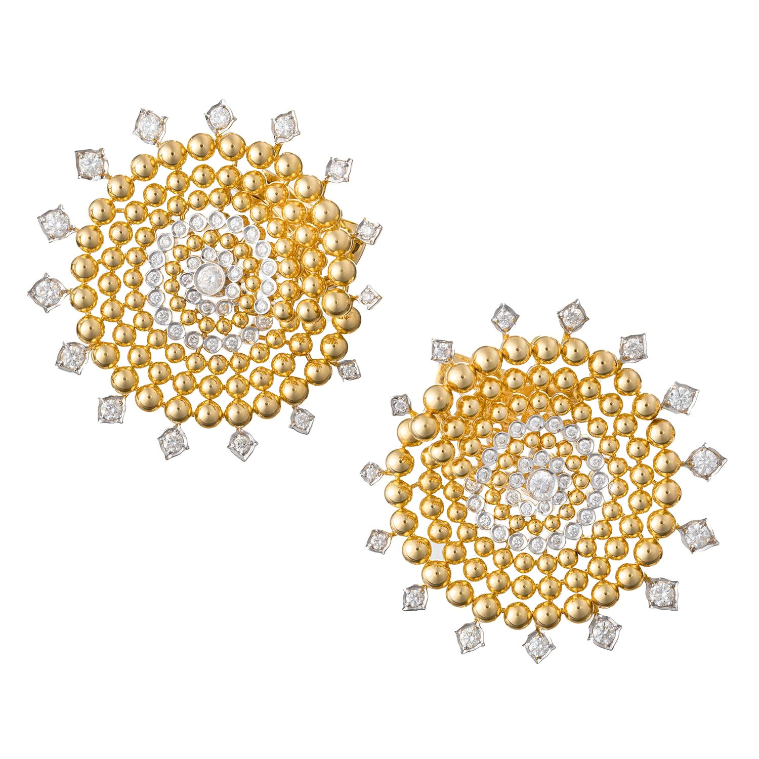 Boucles d'oreilles en or jaune 18k avec perles et tourbillons de diamants en vente