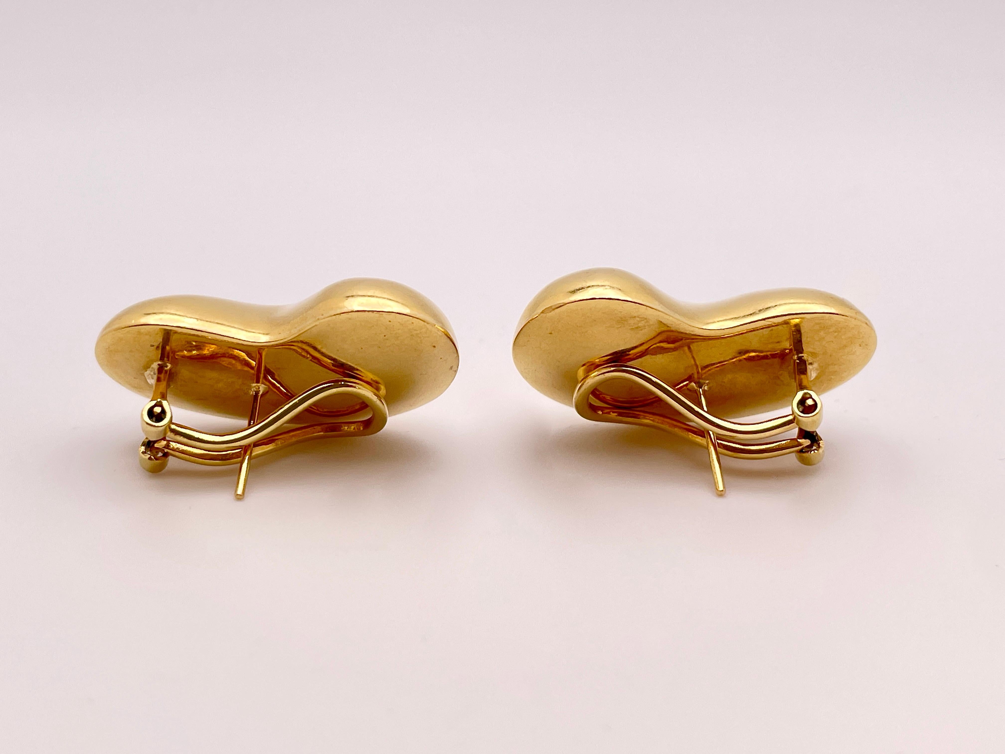 18K Yellow Gold Bean Lever-back Earrings In Good Condition For Sale In Westport, CT