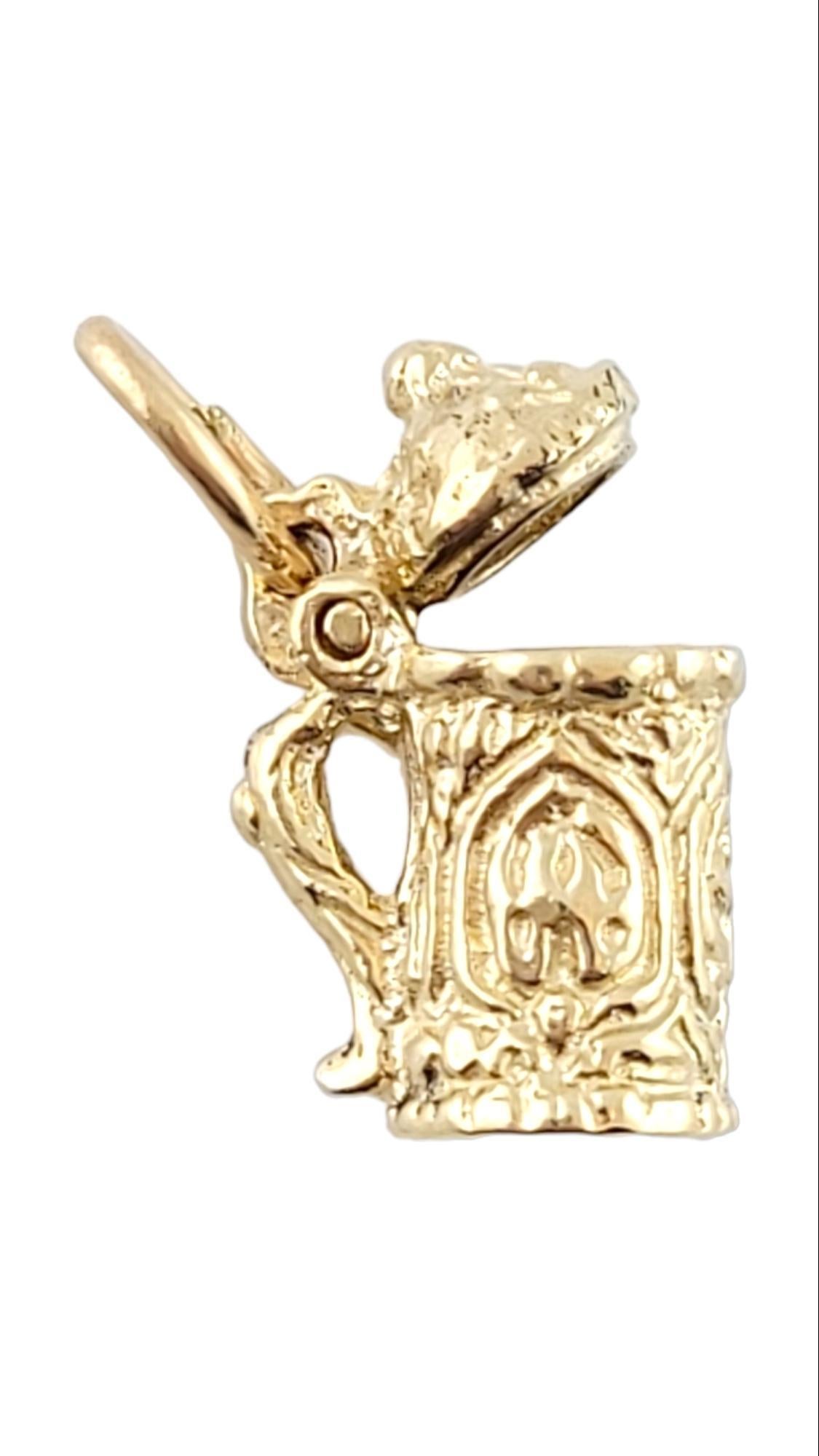 Vintage 18K Yellow Gold Beer Stein Charm -  

This charm portrays Germany and Oktoberfest. It's a classic charm crafted in beautifully detailed 14K yellow gold. 

Size: 12.7mmX9.3mm

Stamped: 18K 

Weight: 2.0g / 1.2dwt

Very good condition,