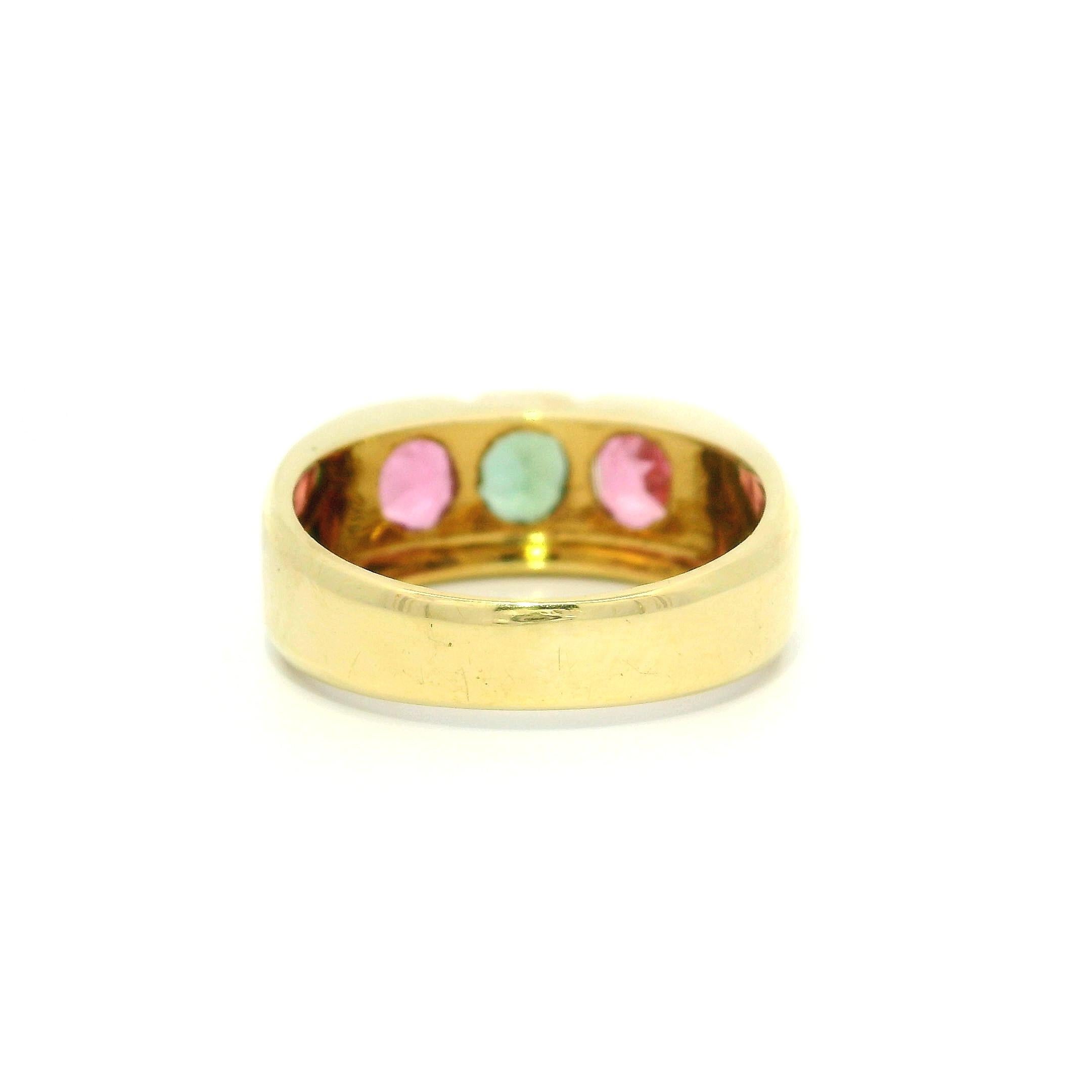 Bague en or jaune 18k avec chaton, tourmaline verte rose brillante, 3(three Stone Band) en vente 6
