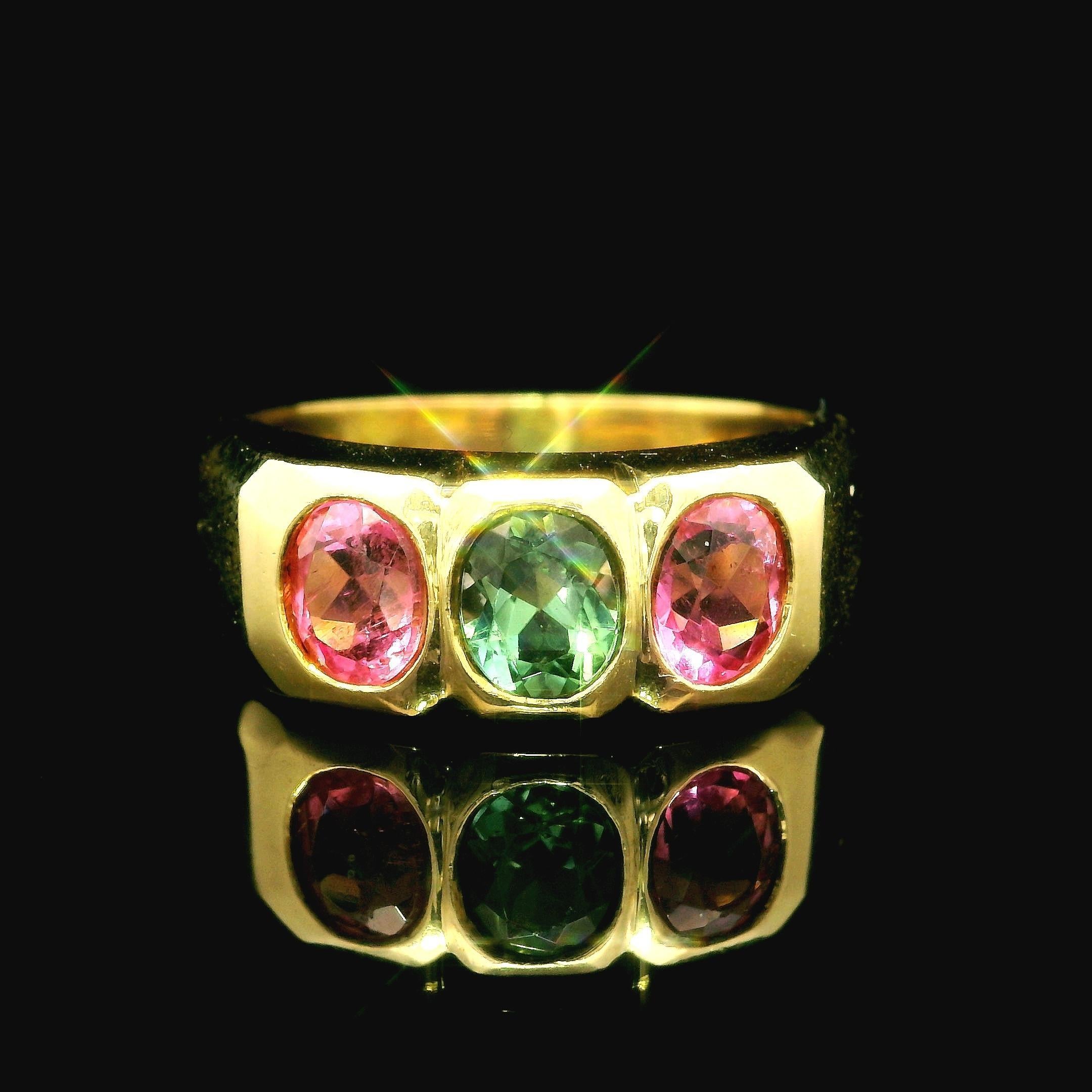 Bague en or jaune 18k avec chaton, tourmaline verte rose brillante, 3(three Stone Band) en vente 8