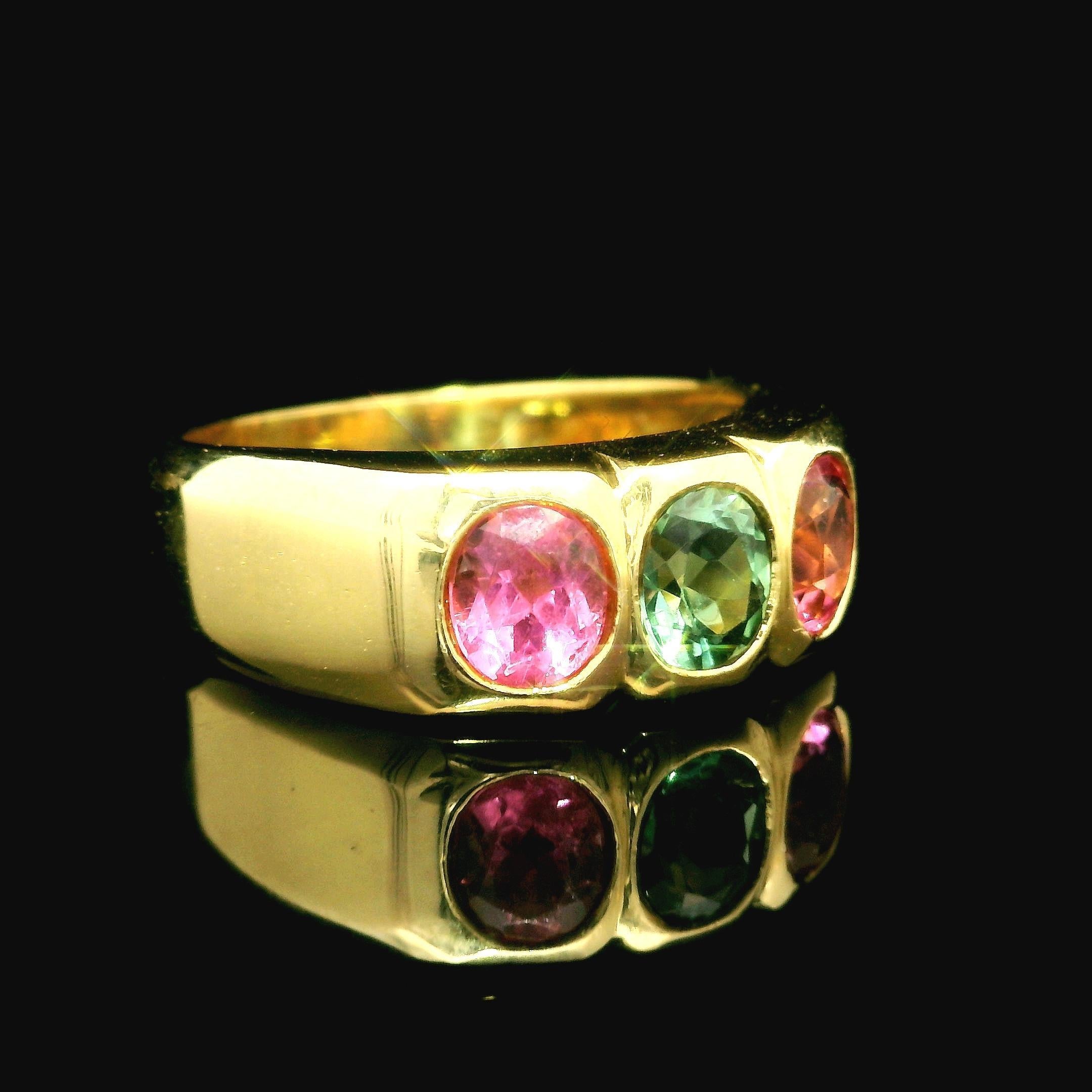Taille ovale Bague en or jaune 18k avec chaton, tourmaline verte rose brillante, 3(three Stone Band) en vente
