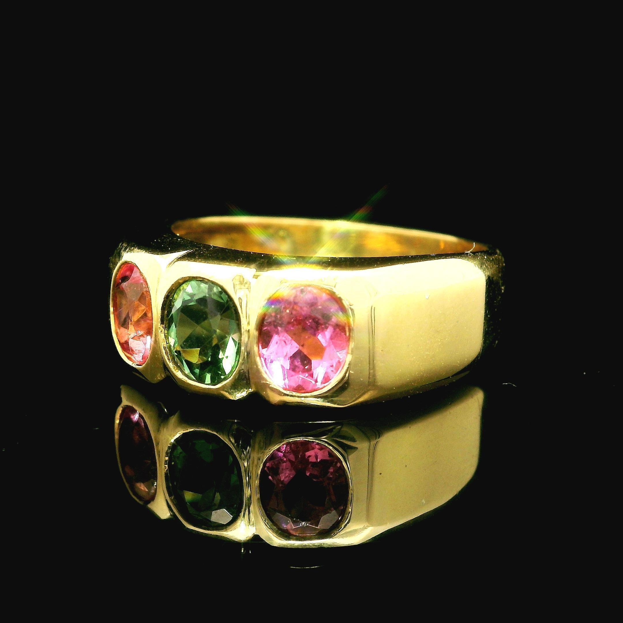 Bague en or jaune 18k avec chaton, tourmaline verte rose brillante, 3(three Stone Band) Excellent état - En vente à Montclair, NJ