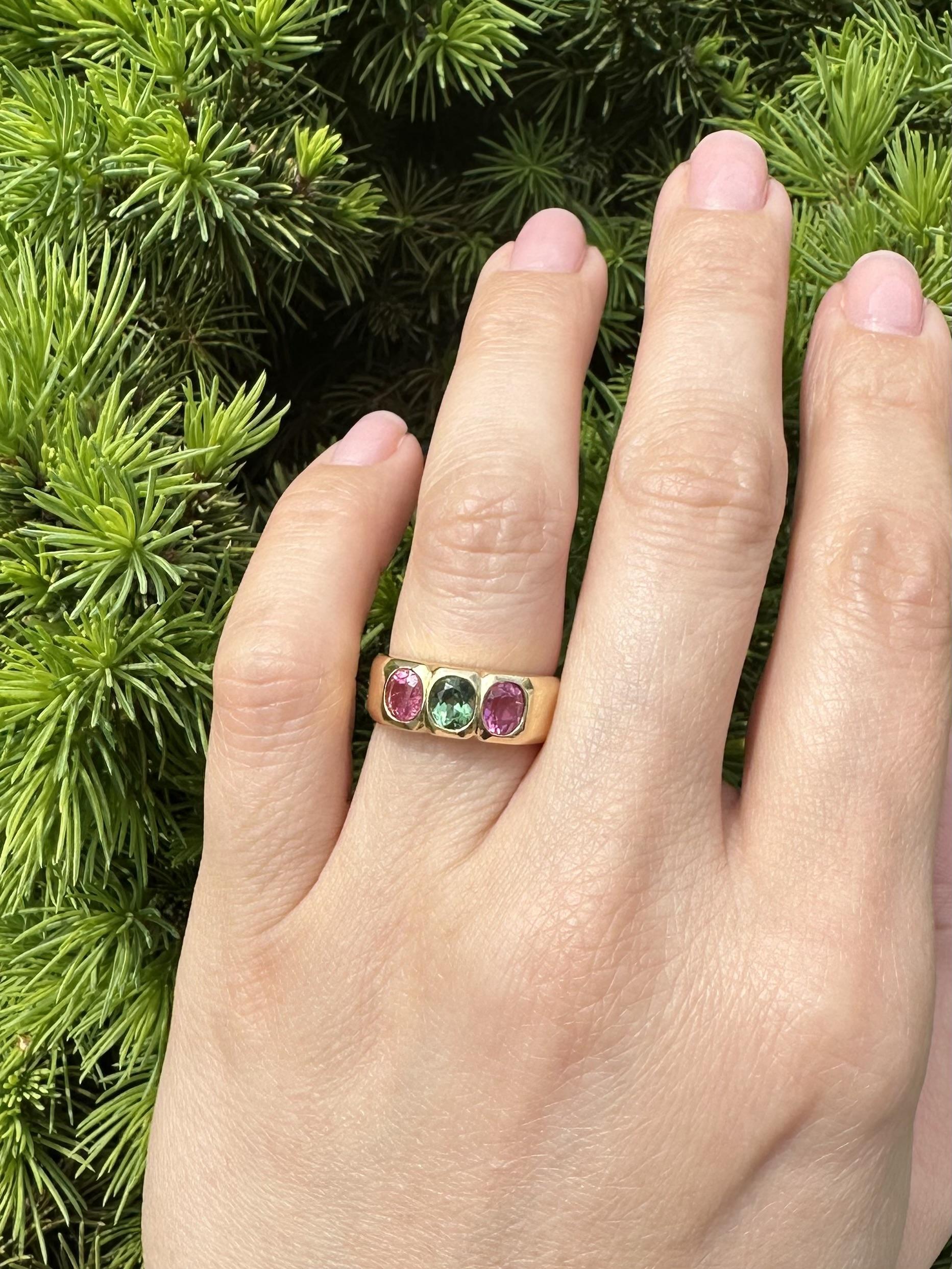 Bague en or jaune 18k avec chaton, tourmaline verte rose brillante, 3(three Stone Band) Pour femmes en vente