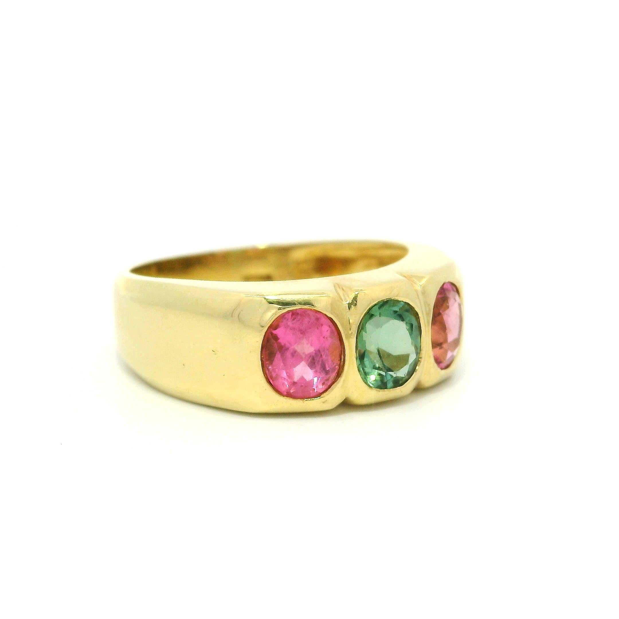 Bague en or jaune 18k avec chaton, tourmaline verte rose brillante, 3(three Stone Band) en vente 2