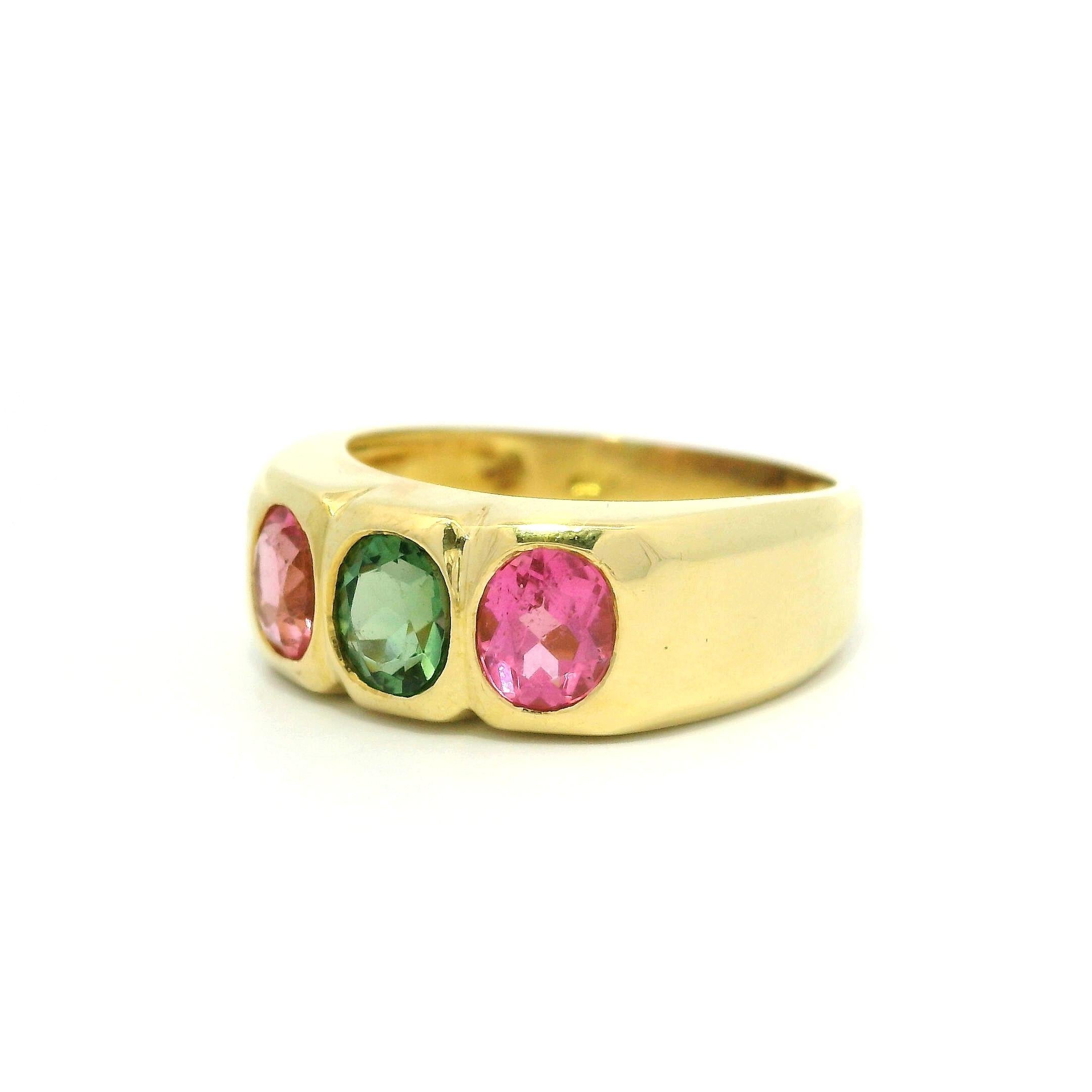 Bague en or jaune 18k avec chaton, tourmaline verte rose brillante, 3(three Stone Band) en vente 3