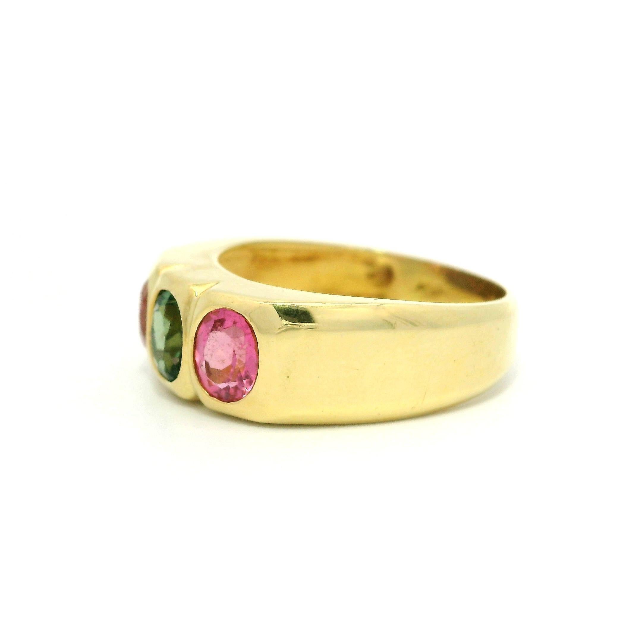 Bague en or jaune 18k avec chaton, tourmaline verte rose brillante, 3(three Stone Band) en vente 4
