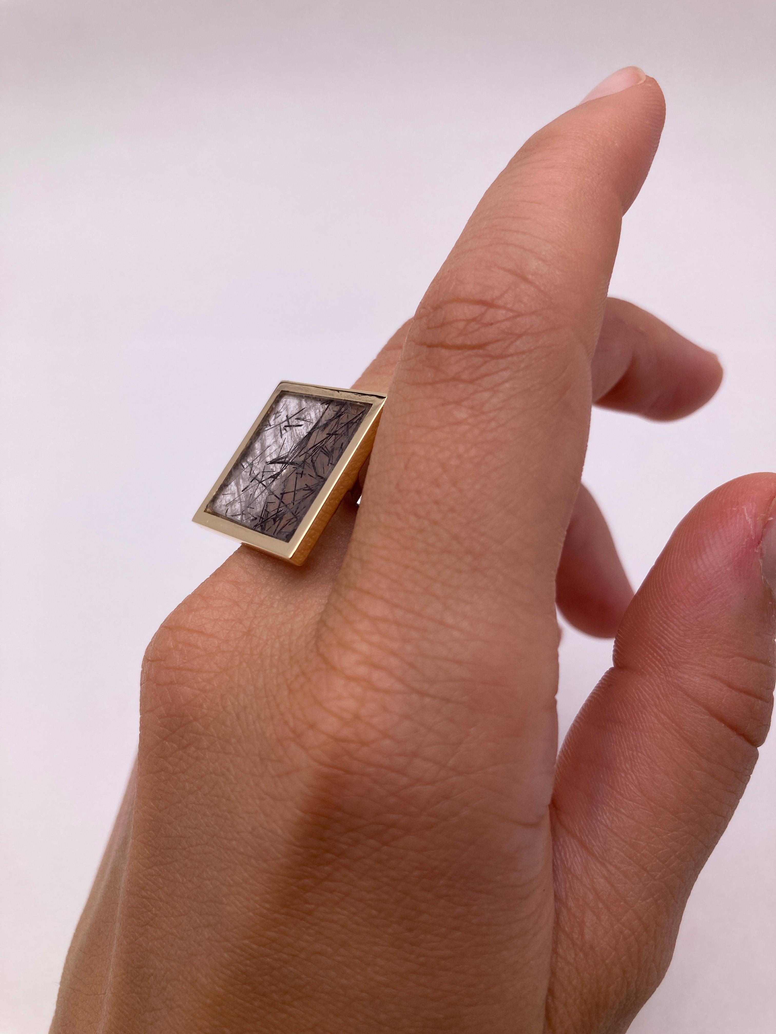 18k Yellow Gold Bezel Contemporary Tourmalineted Quartz Unique Piece Man Ring For Sale 3