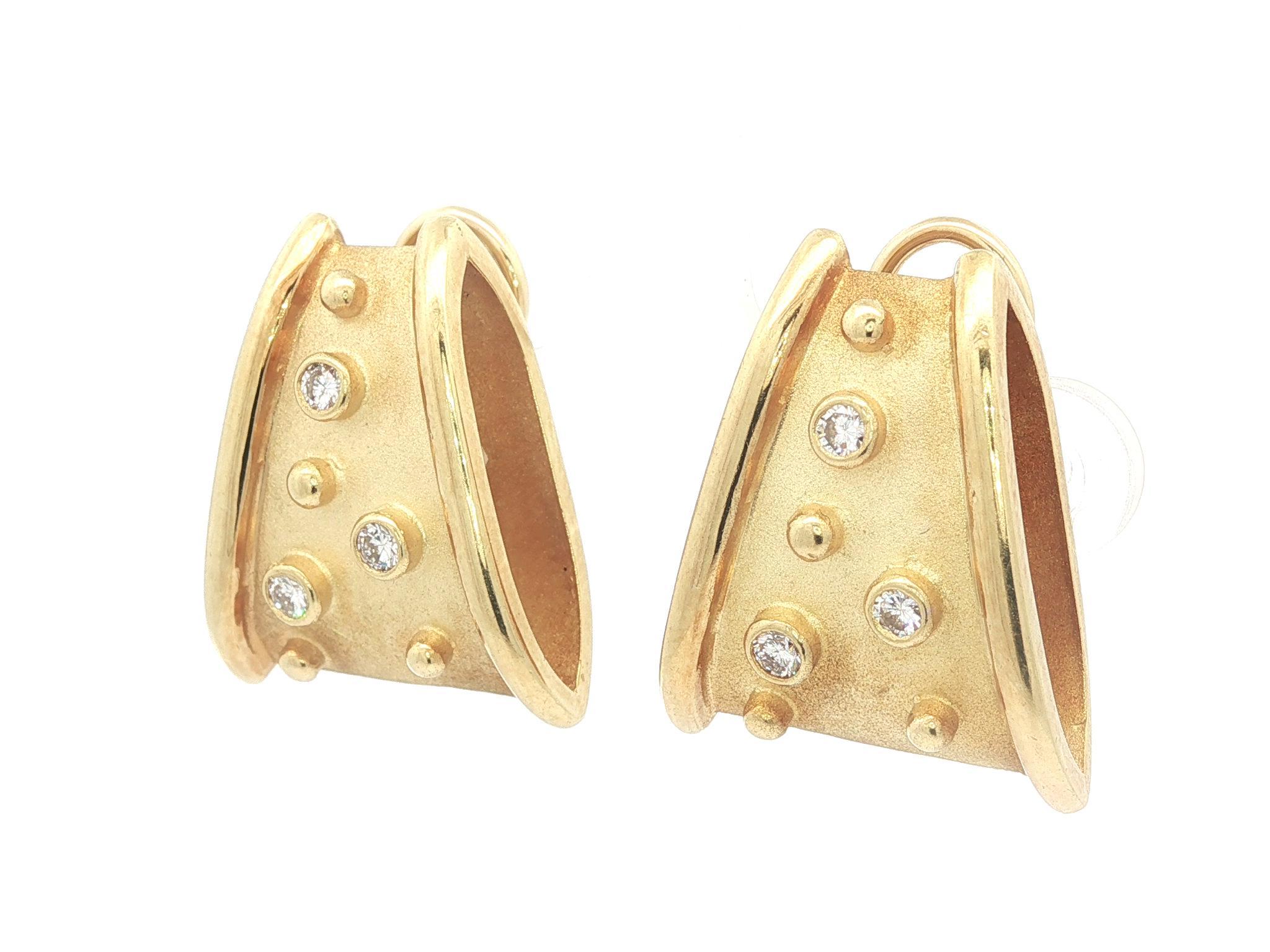 Orecchini a clip in oro giallo 18 carati con castone e diamante con finitura opaca, con forma ampia e svasata in vendita 5