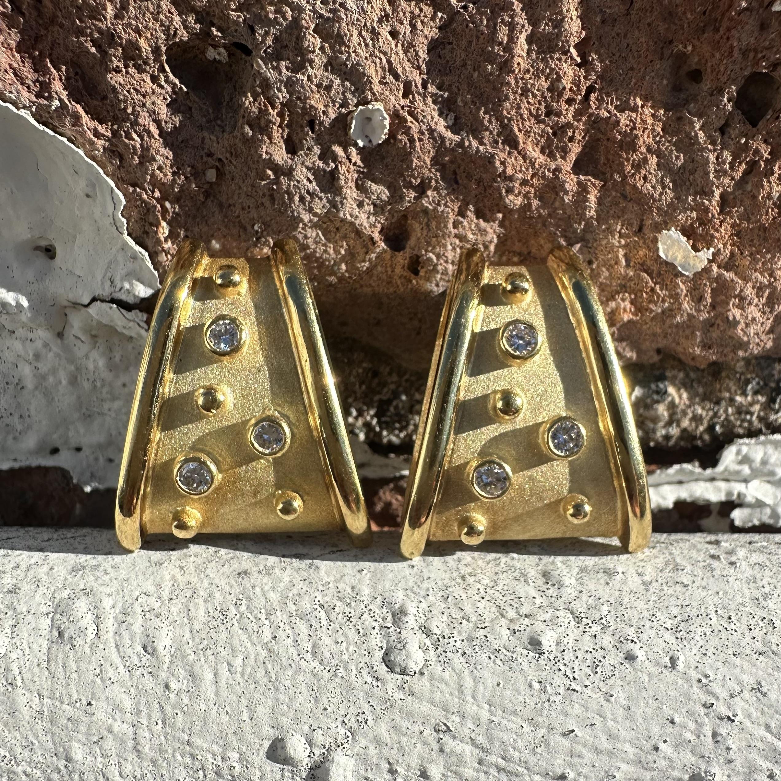 --Pietre: --
(6) Diamanti Nature autentici - Taglio rotondo Brilliante - Incastonati - Colore G/H - Purezza VS1/VS2 - 0,28ctw (circa)

Materiale: Oro giallo massiccio 18k
Peso: 16,38 grammi
Chiusura: Clip On Backing (non è richiesto il piercing alle