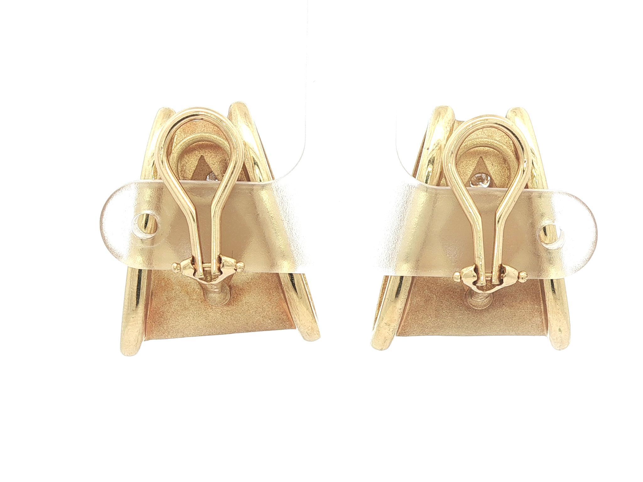 Orecchini a clip in oro giallo 18 carati con castone e diamante con finitura opaca, con forma ampia e svasata In condizioni buone in vendita a Montclair, NJ