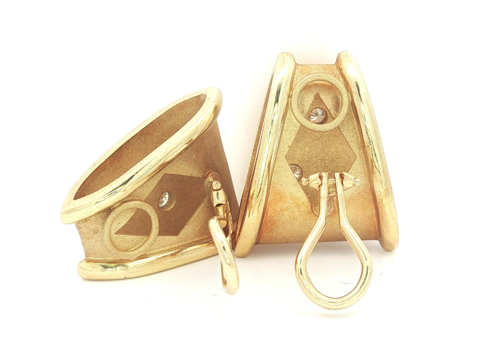 Donna Orecchini a clip in oro giallo 18 carati con castone e diamante con finitura opaca, con forma ampia e svasata in vendita