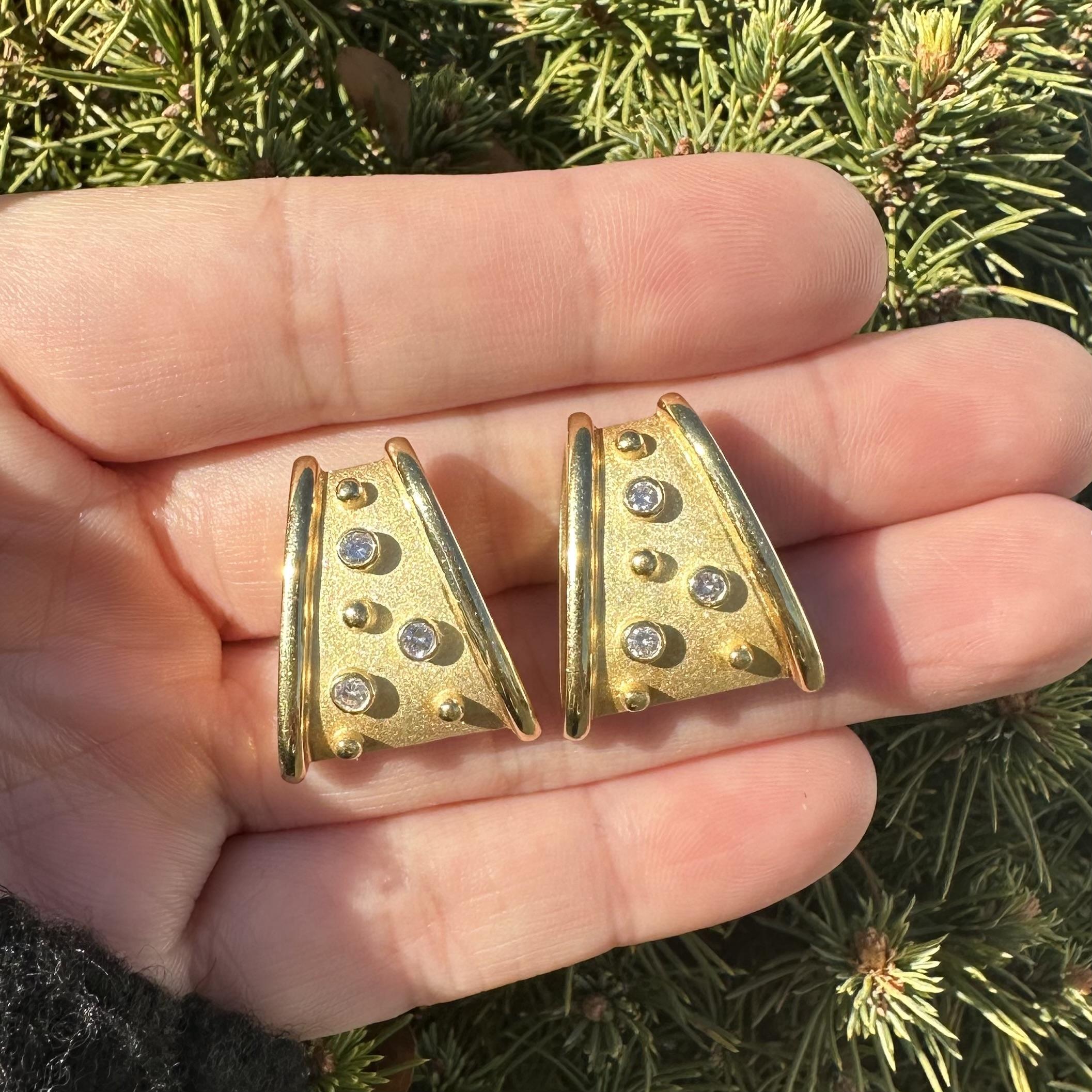 Orecchini a clip in oro giallo 18 carati con castone e diamante con finitura opaca, con forma ampia e svasata in vendita 1