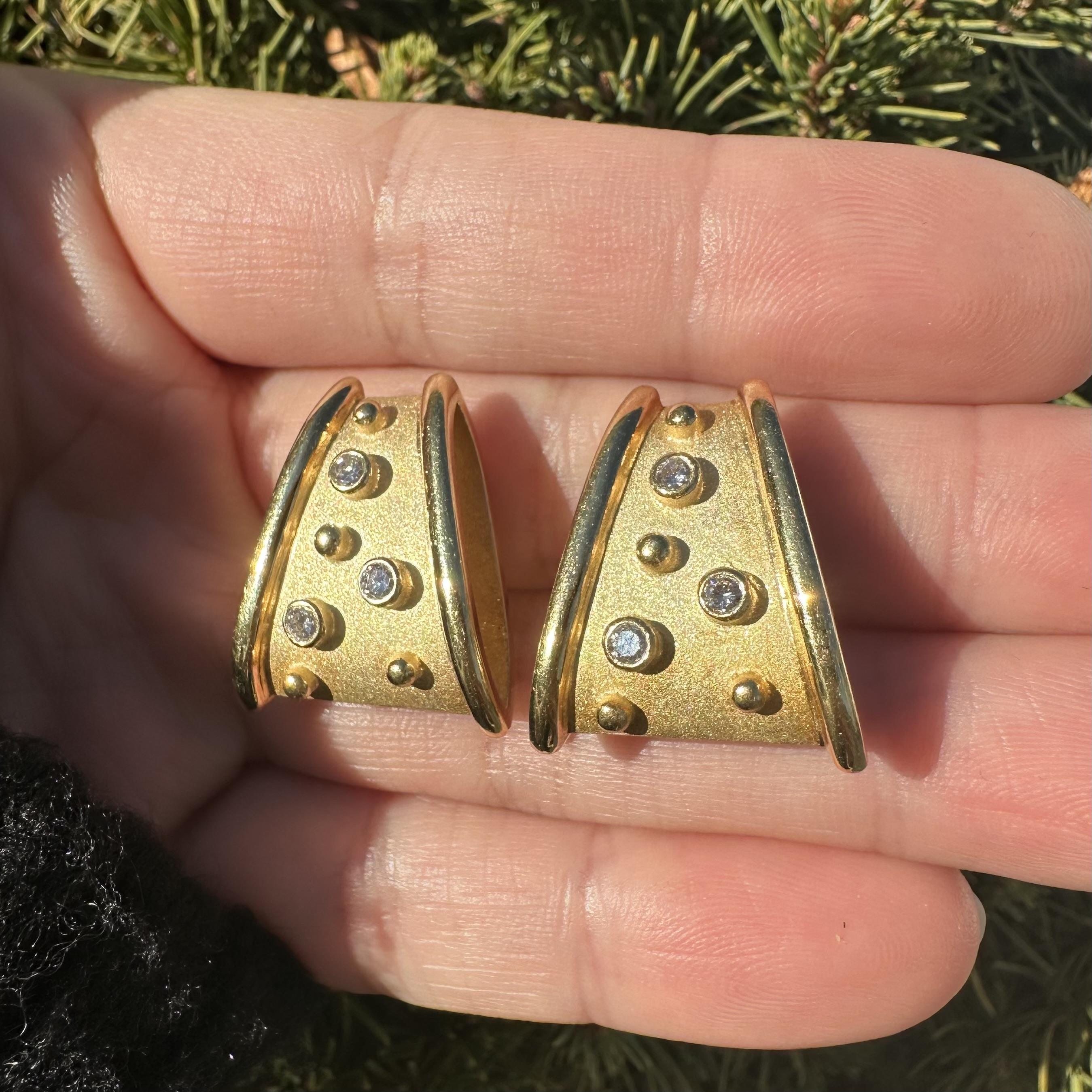 Orecchini a clip in oro giallo 18 carati con castone e diamante con finitura opaca, con forma ampia e svasata in vendita 2