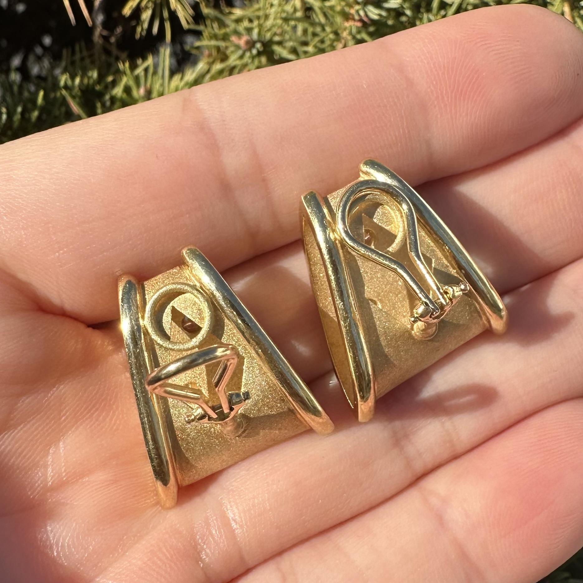 Orecchini a clip in oro giallo 18 carati con castone e diamante con finitura opaca, con forma ampia e svasata in vendita 3