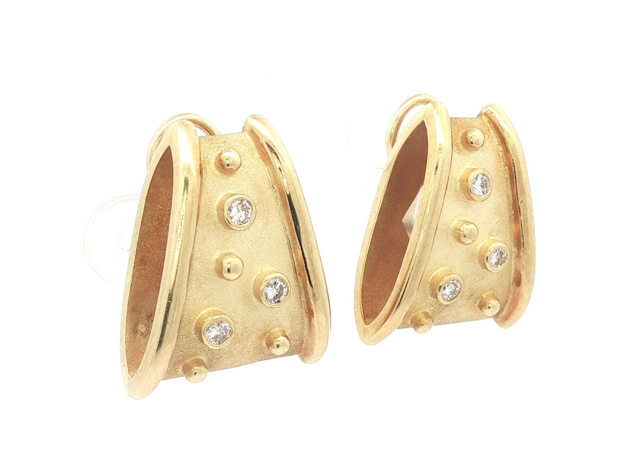 Orecchini a clip in oro giallo 18 carati con castone e diamante con finitura opaca, con forma ampia e svasata in vendita 4