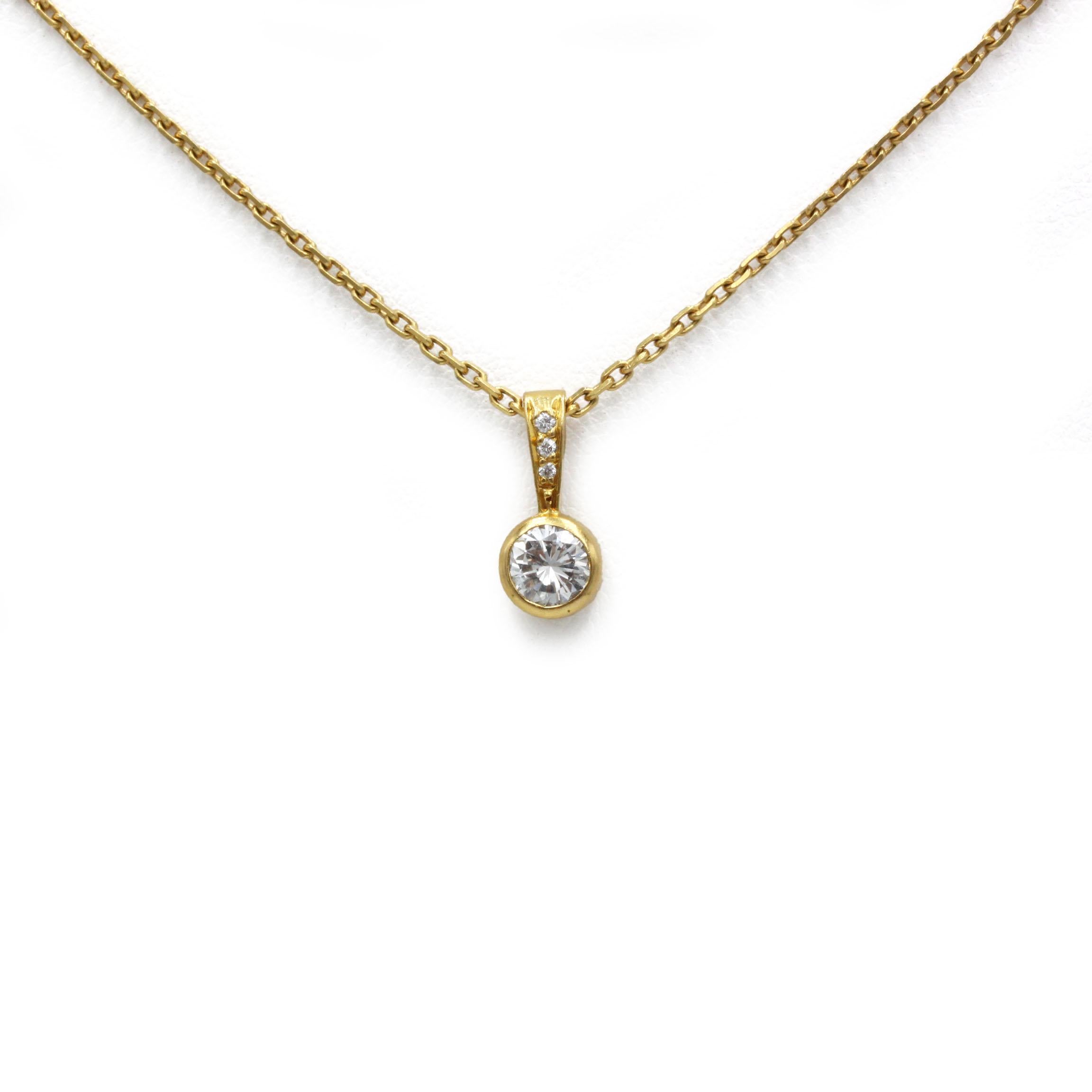 Un pendentif minimaliste en or jaune 18 carats, centré sur un diamant brillant de 0,50 ct G-VS avec trois petits diamants d'accentuation sur la balle - une élégance propre et portable pour tous les jours ou les occasions spéciales.

Caractéristiques