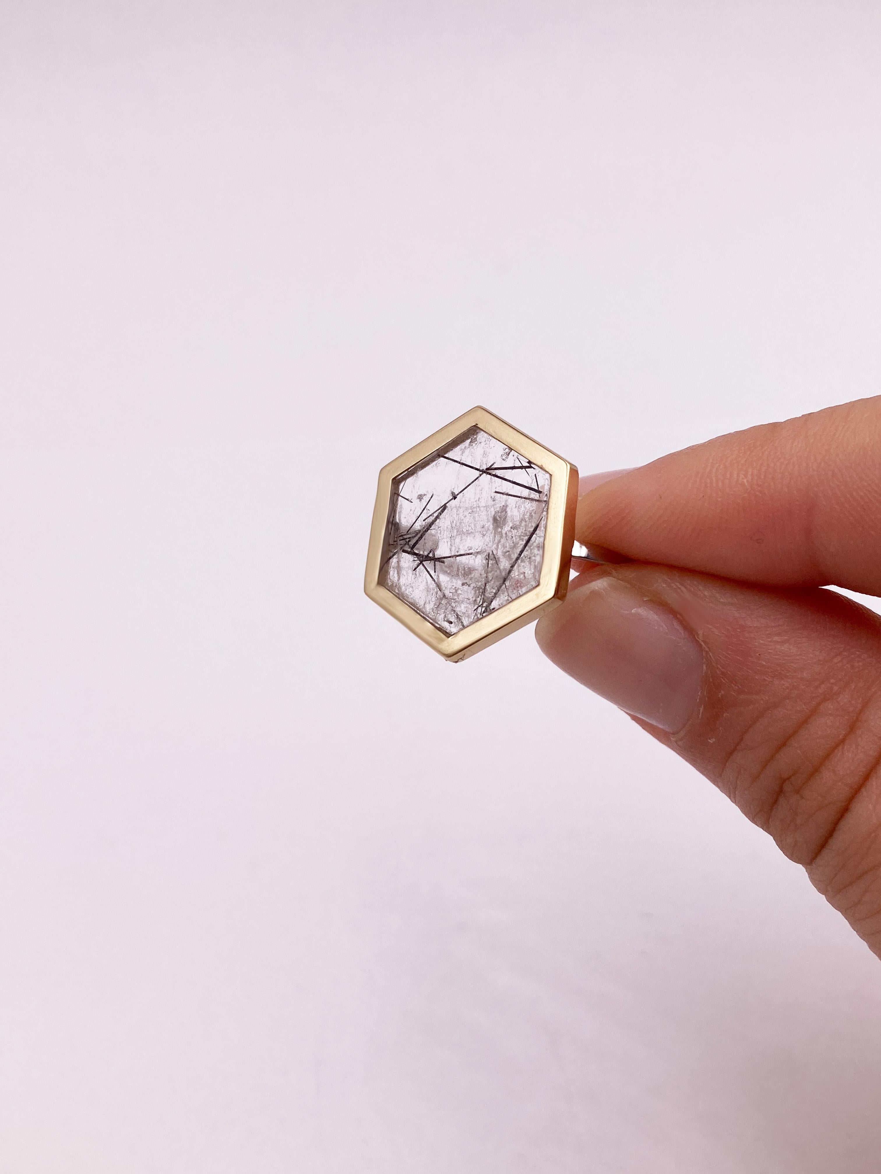 Anello in oro giallo 18 carati con castone esagonale in quarzo tormalinizzato, pezzo unico di design in vendita 4