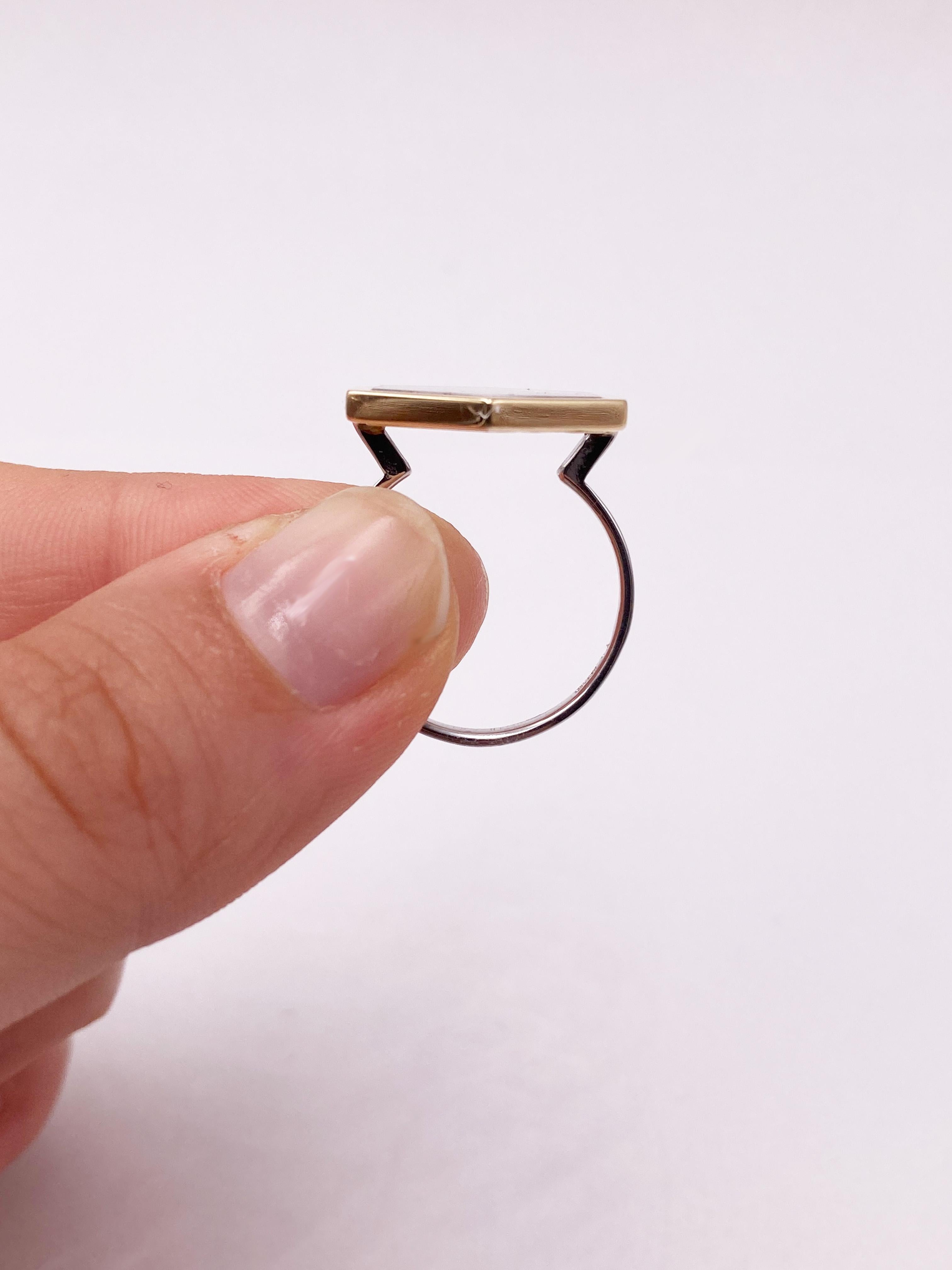 Anello in oro giallo 18 carati con castone esagonale in quarzo tormalinizzato, pezzo unico di design in vendita 5