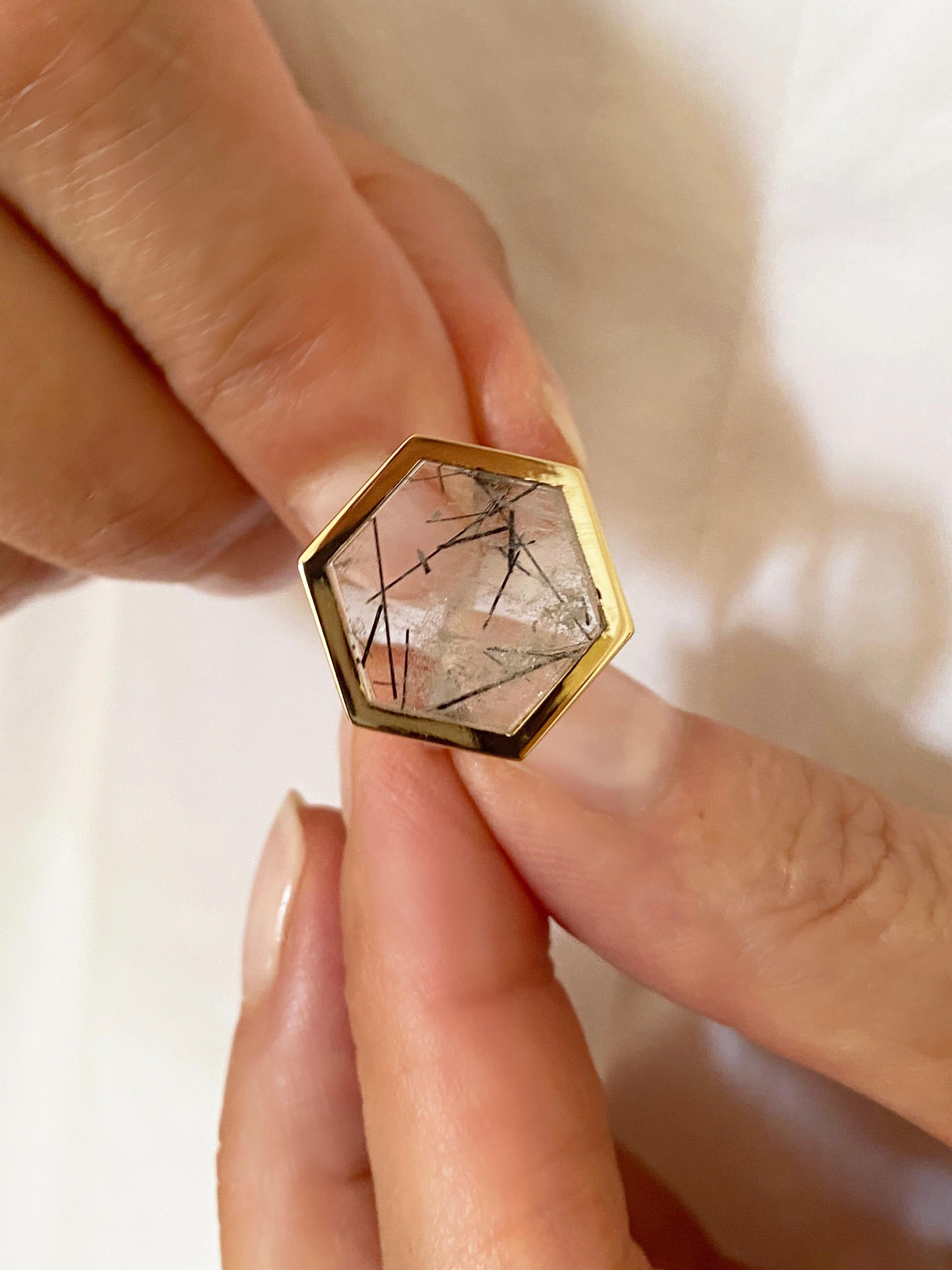 Anello in oro giallo 18 carati con castone esagonale in quarzo tormalinizzato, pezzo unico di design in vendita 6