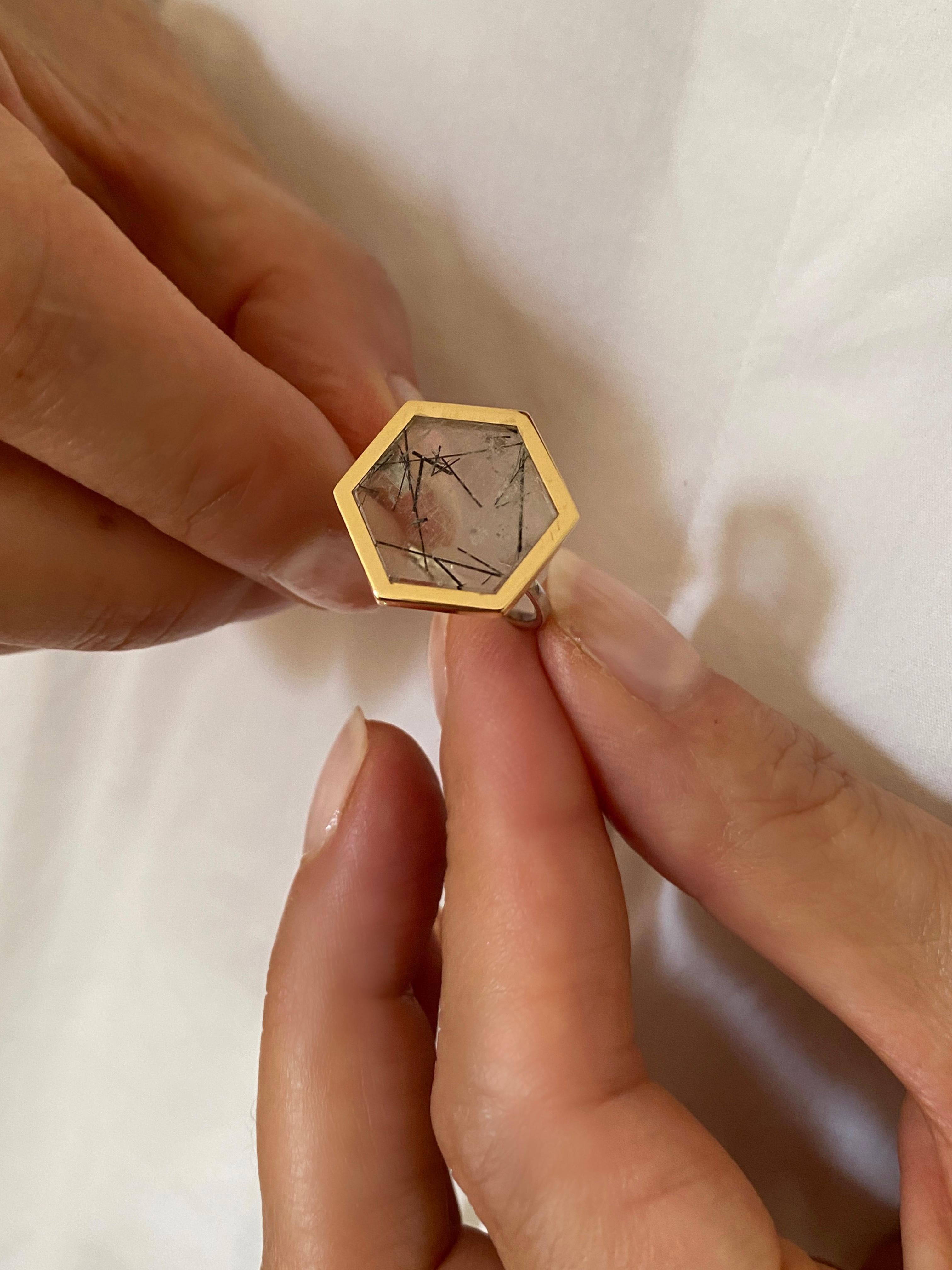 Anello in oro giallo 18 carati con castone esagonale in quarzo tormalinizzato, pezzo unico di design in vendita 8