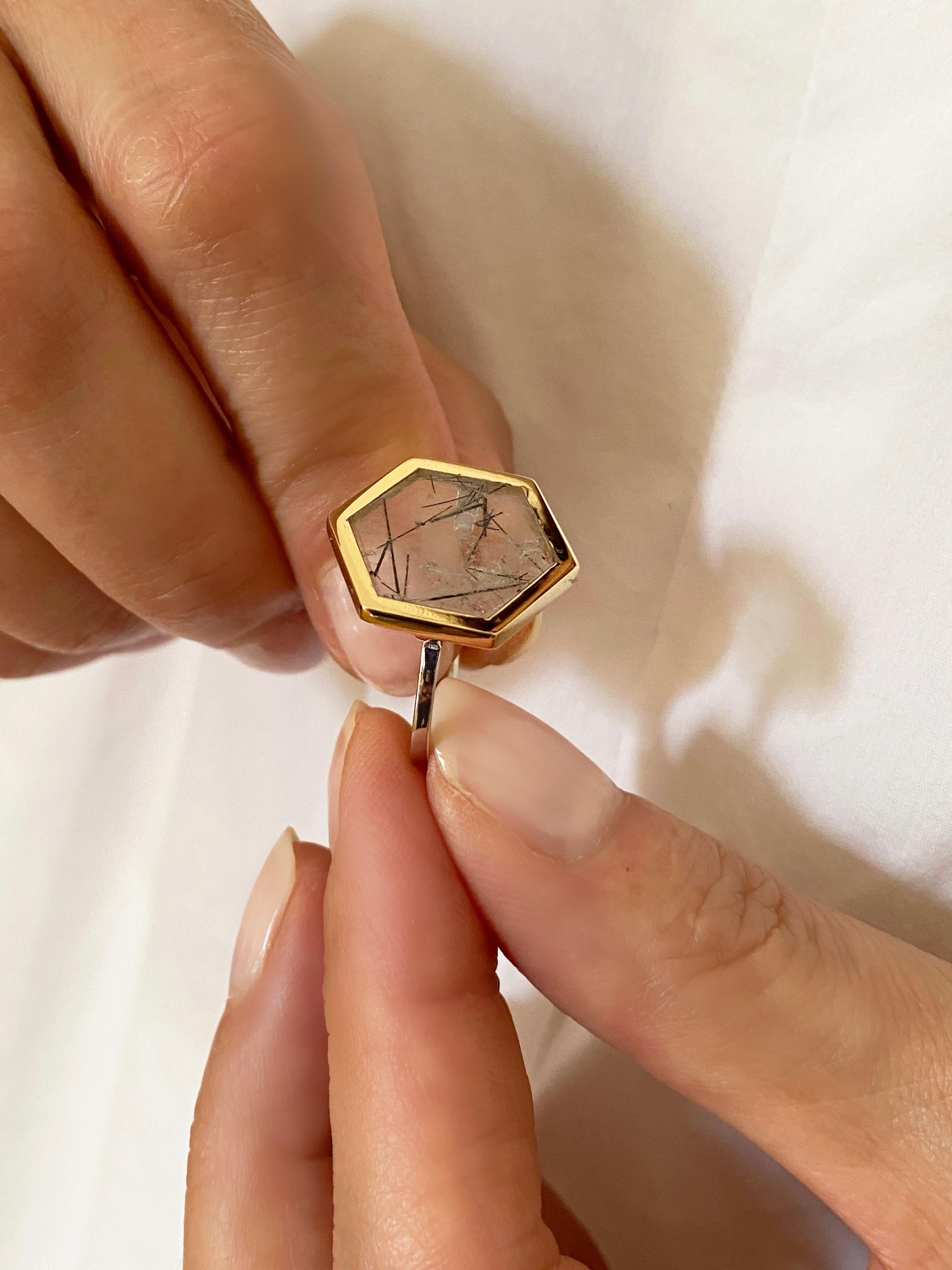 Anello in oro giallo 18 carati con castone esagonale in quarzo tormalinizzato, pezzo unico di design in vendita 9