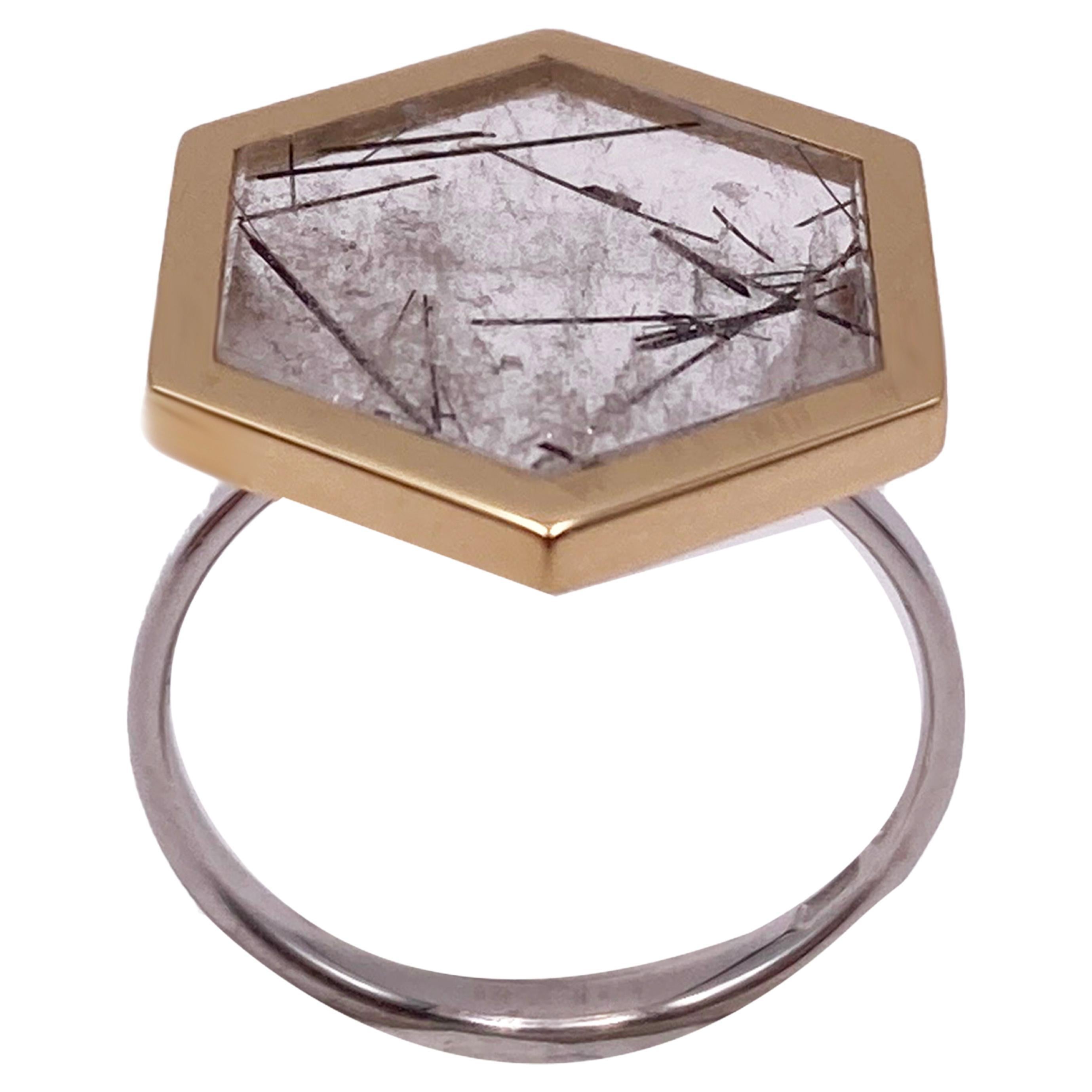 Anello in oro giallo 18 carati con castone esagonale in quarzo tormalinizzato, pezzo unico di design in vendita 10