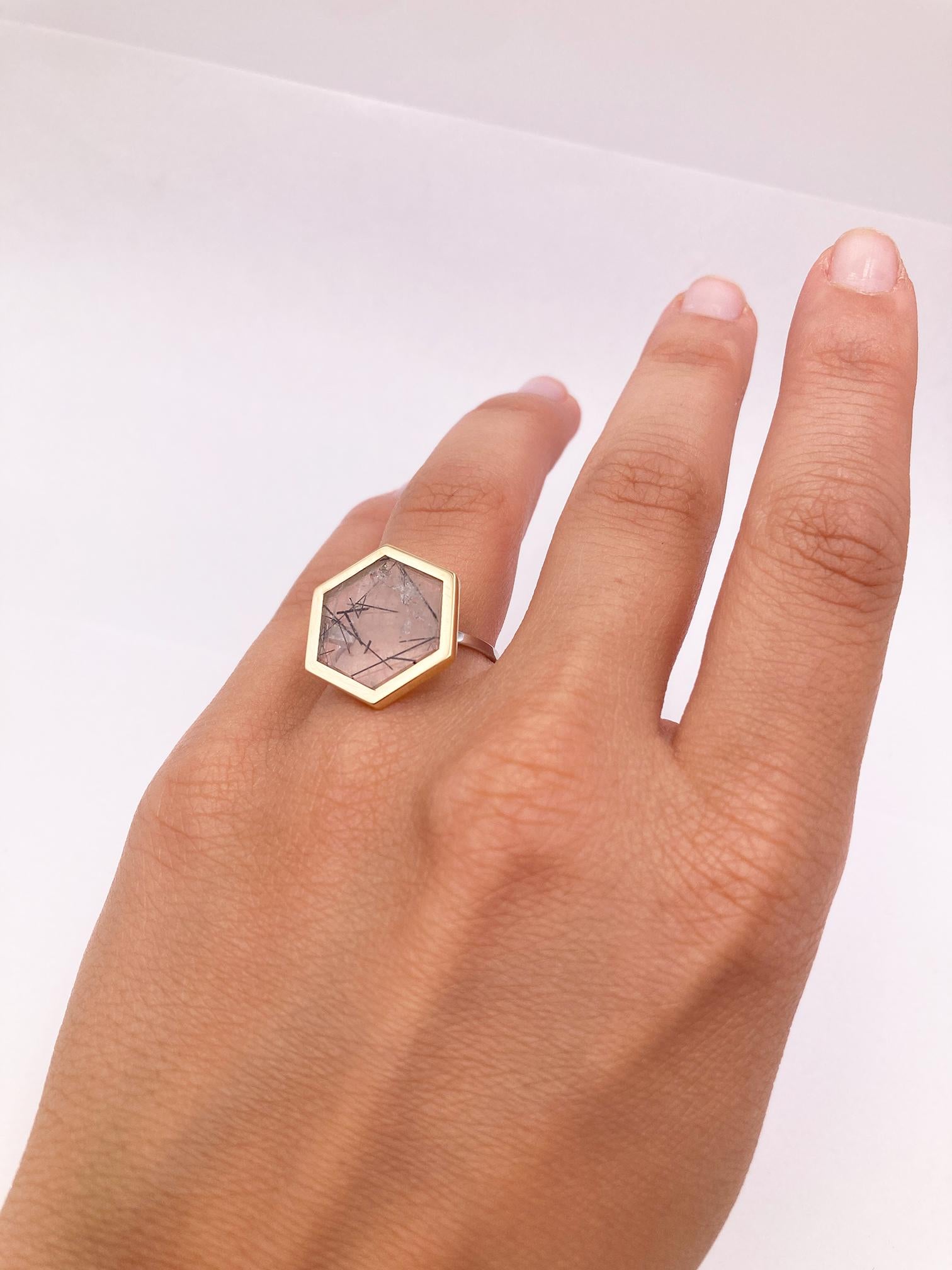 Contemporaneo Anello in oro giallo 18 carati con castone esagonale in quarzo tormalinizzato, pezzo unico di design in vendita