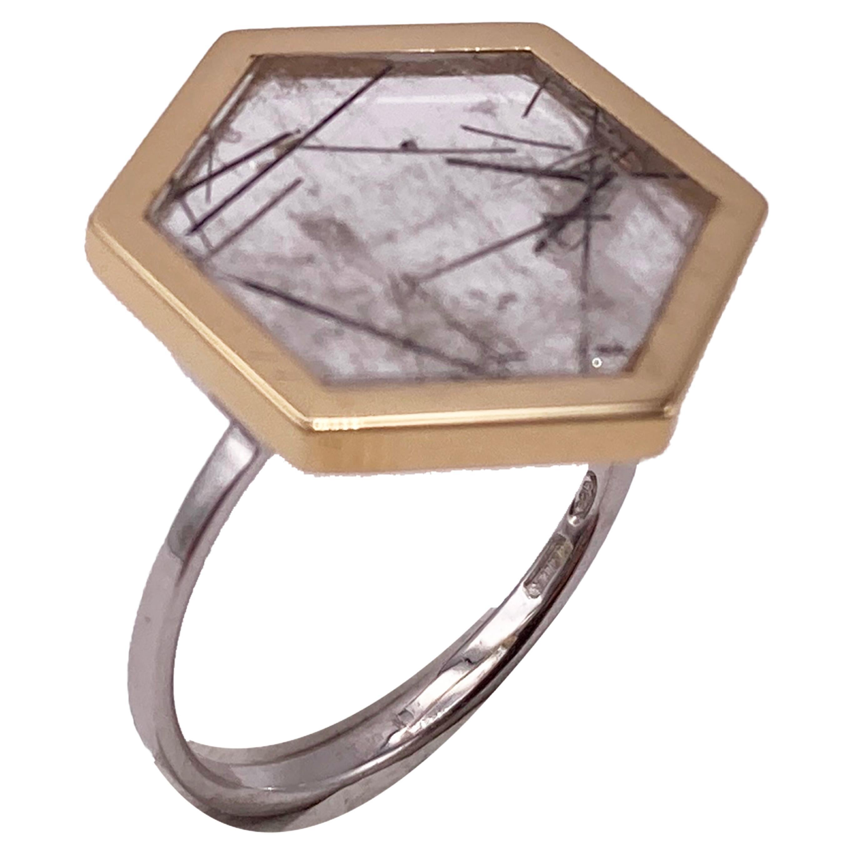 Quadrato Anello in oro giallo 18 carati con castone esagonale in quarzo tormalinizzato, pezzo unico di design in vendita