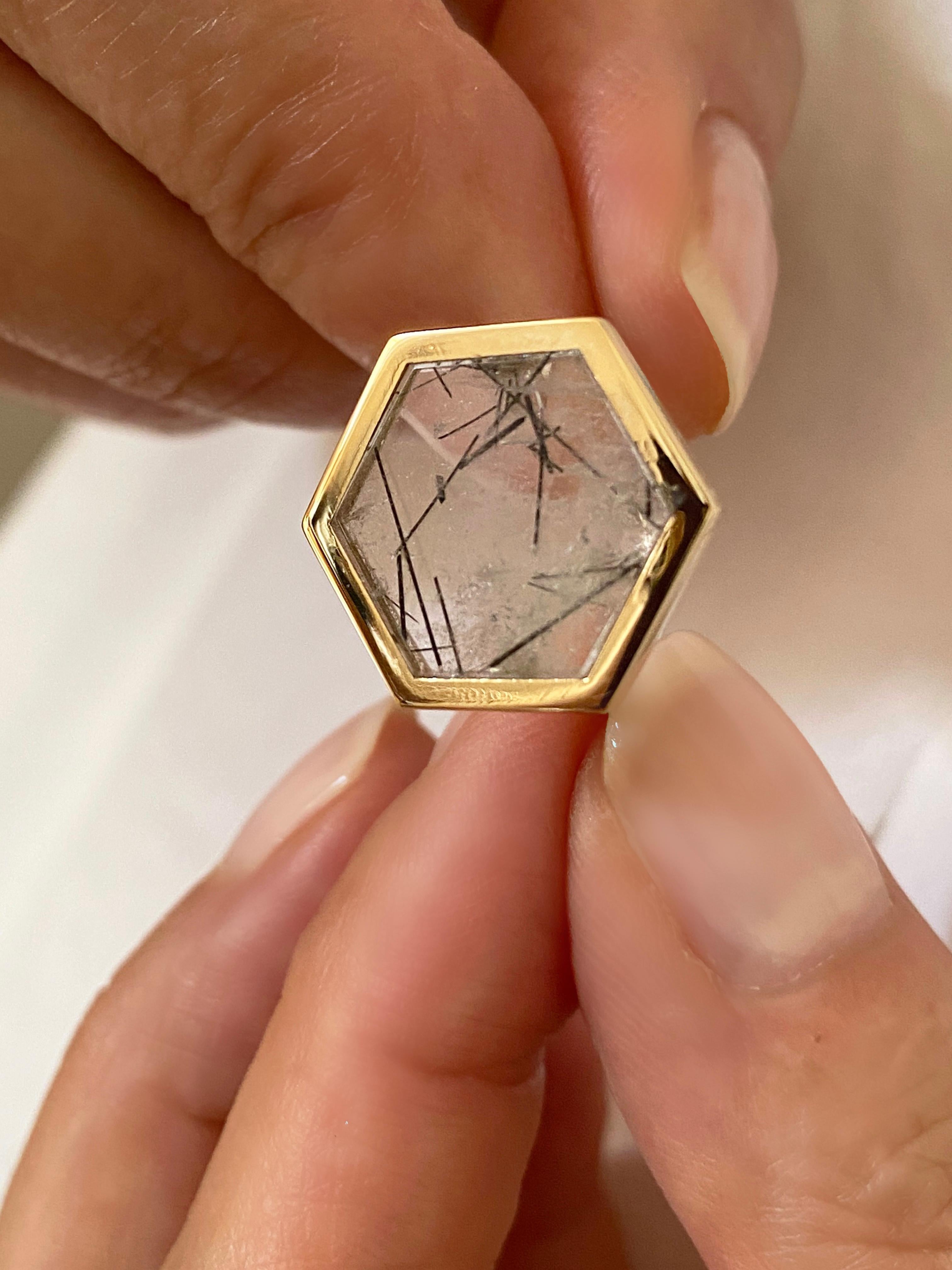 Anello in oro giallo 18 carati con castone esagonale in quarzo tormalinizzato, pezzo unico di design In condizioni Nuovo in vendita a Rome, IT