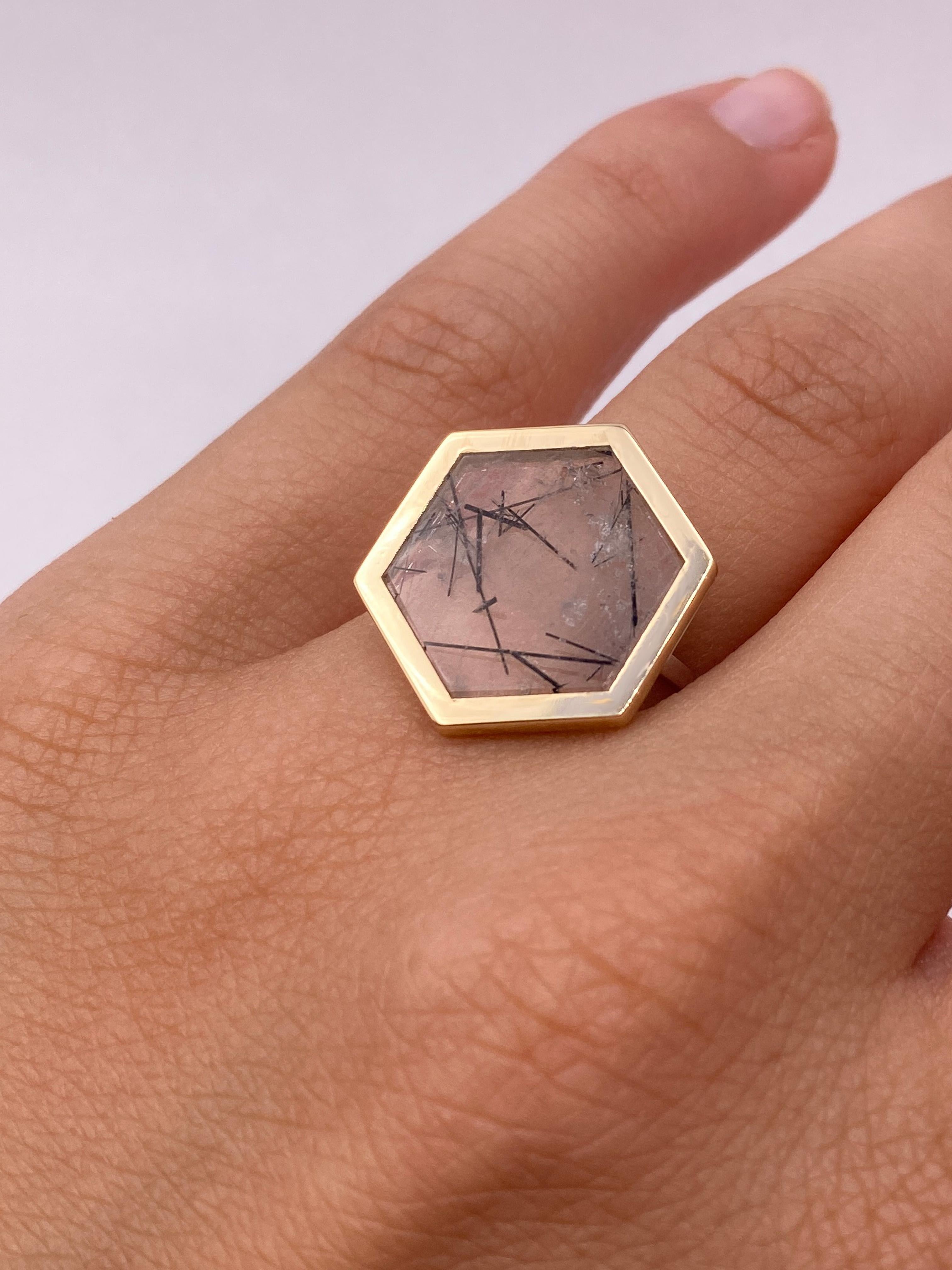 da uomo o donna Anello in oro giallo 18 carati con castone esagonale in quarzo tormalinizzato, pezzo unico di design in vendita