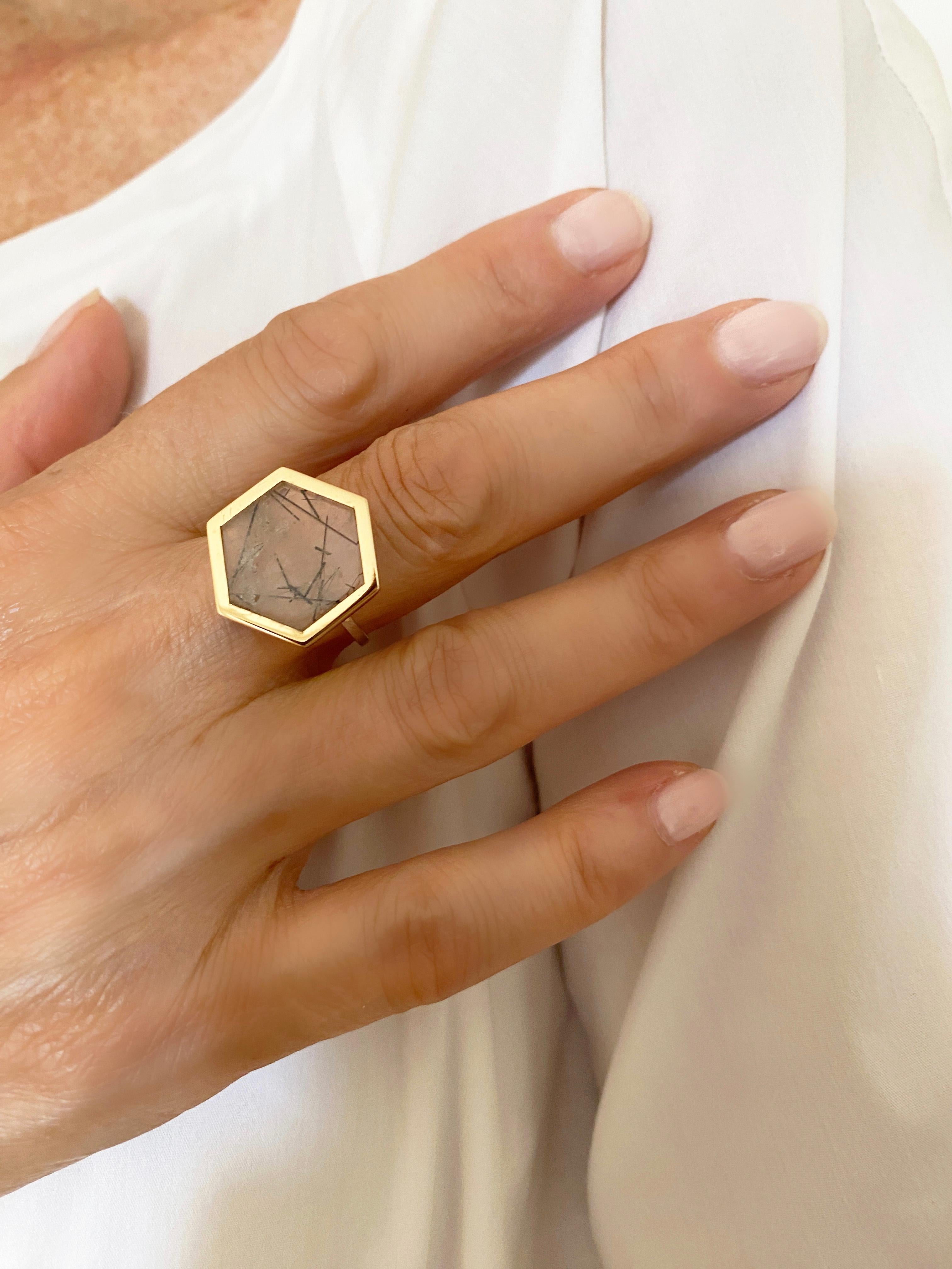 Anello in oro giallo 18 carati con castone esagonale in quarzo tormalinizzato, pezzo unico di design in vendita 1