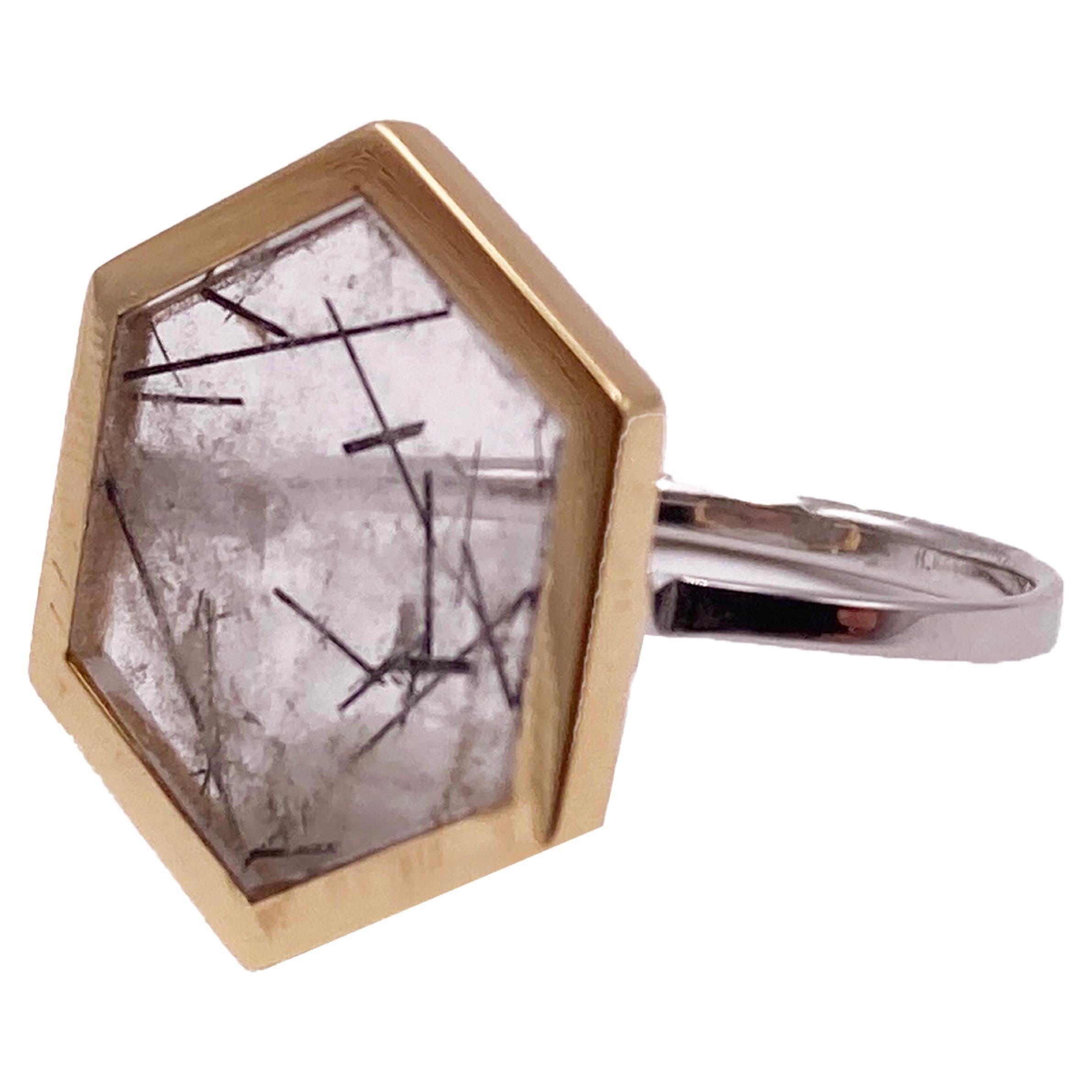 Anello in oro giallo 18 carati con castone esagonale in quarzo tormalinizzato, pezzo unico di design in vendita 2