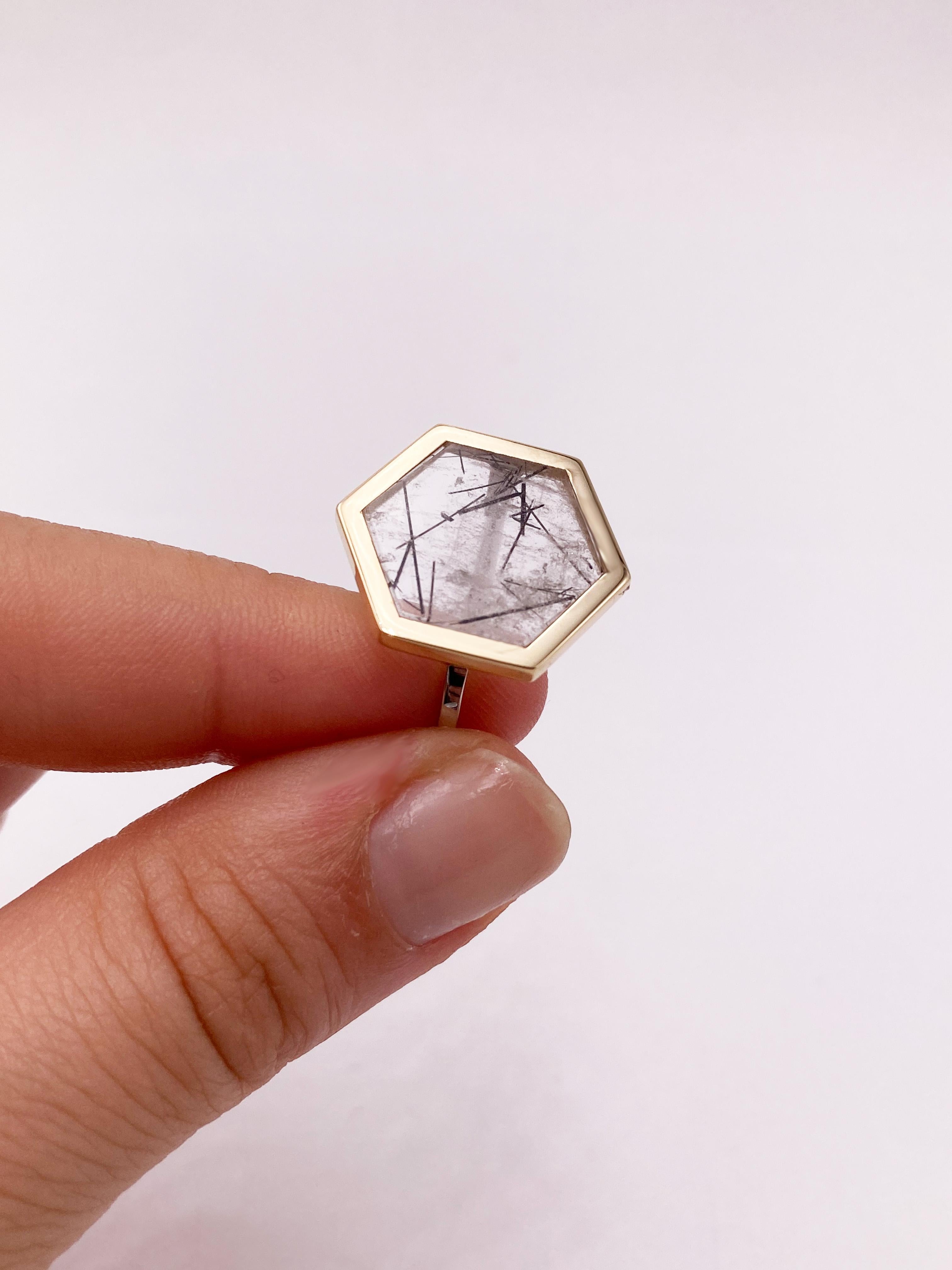 Anello in oro giallo 18 carati con castone esagonale in quarzo tormalinizzato, pezzo unico di design in vendita 3