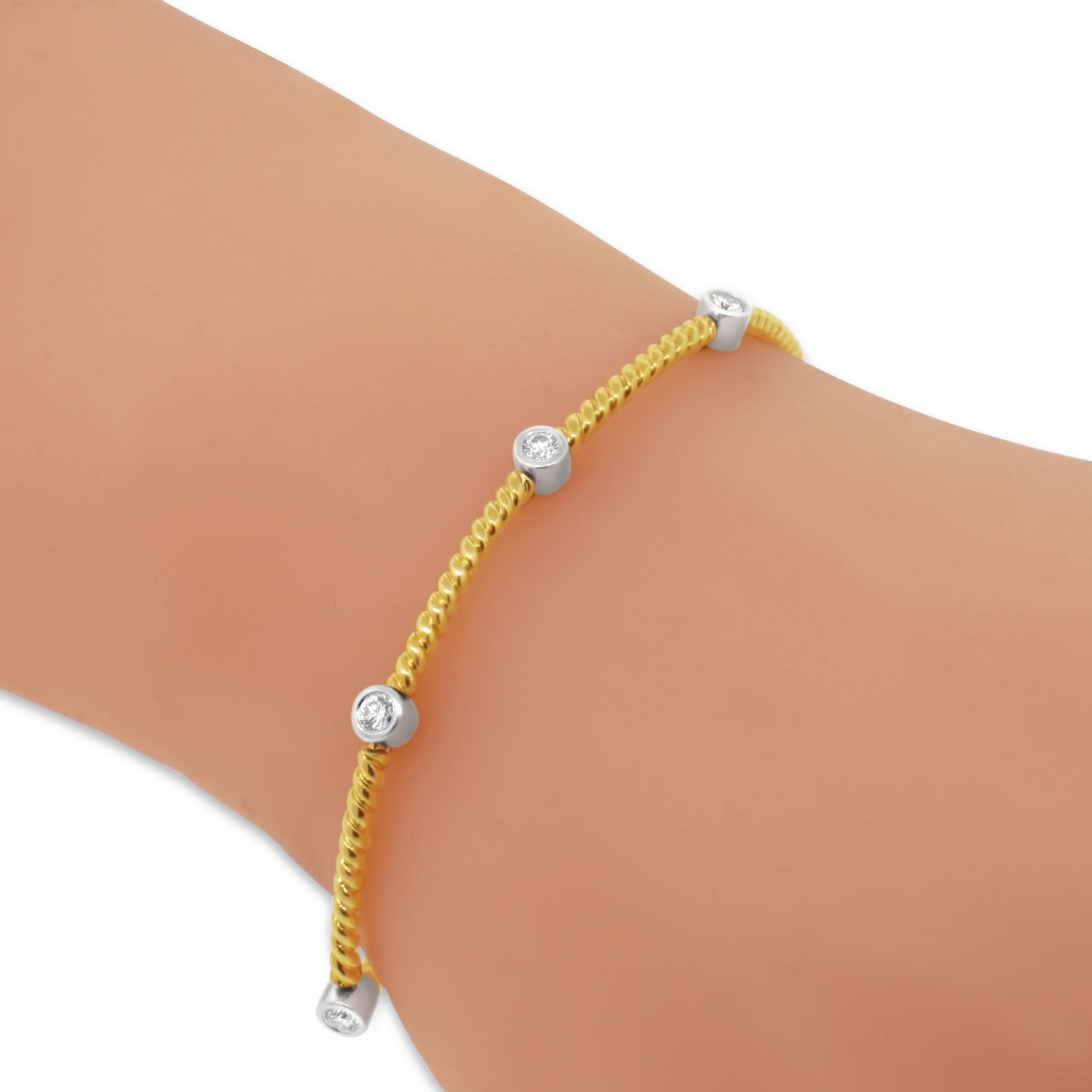 Or jaune 18 kt
Taille du poignet : 6.5 pouces
Poids total : 10,85 grammes
Lunette de diamant
Diamant : 0.40 ct twd
Couleur du diamant : G-H
Clarté : SI