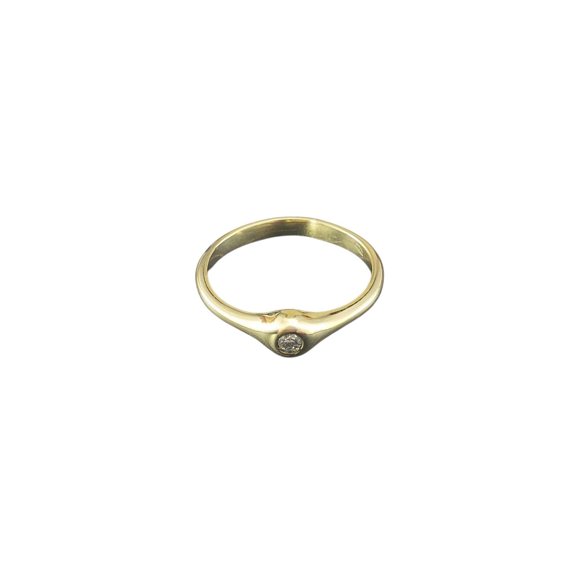 Bague solitaire en or jaune 18K sertie de diamants Taille 5

Cette élégante bague est réalisée en or jaune 18 carats classique et présente un seul diamant rond de taille brillant serti dans un chaton. Le design est moderne et understated, parfait