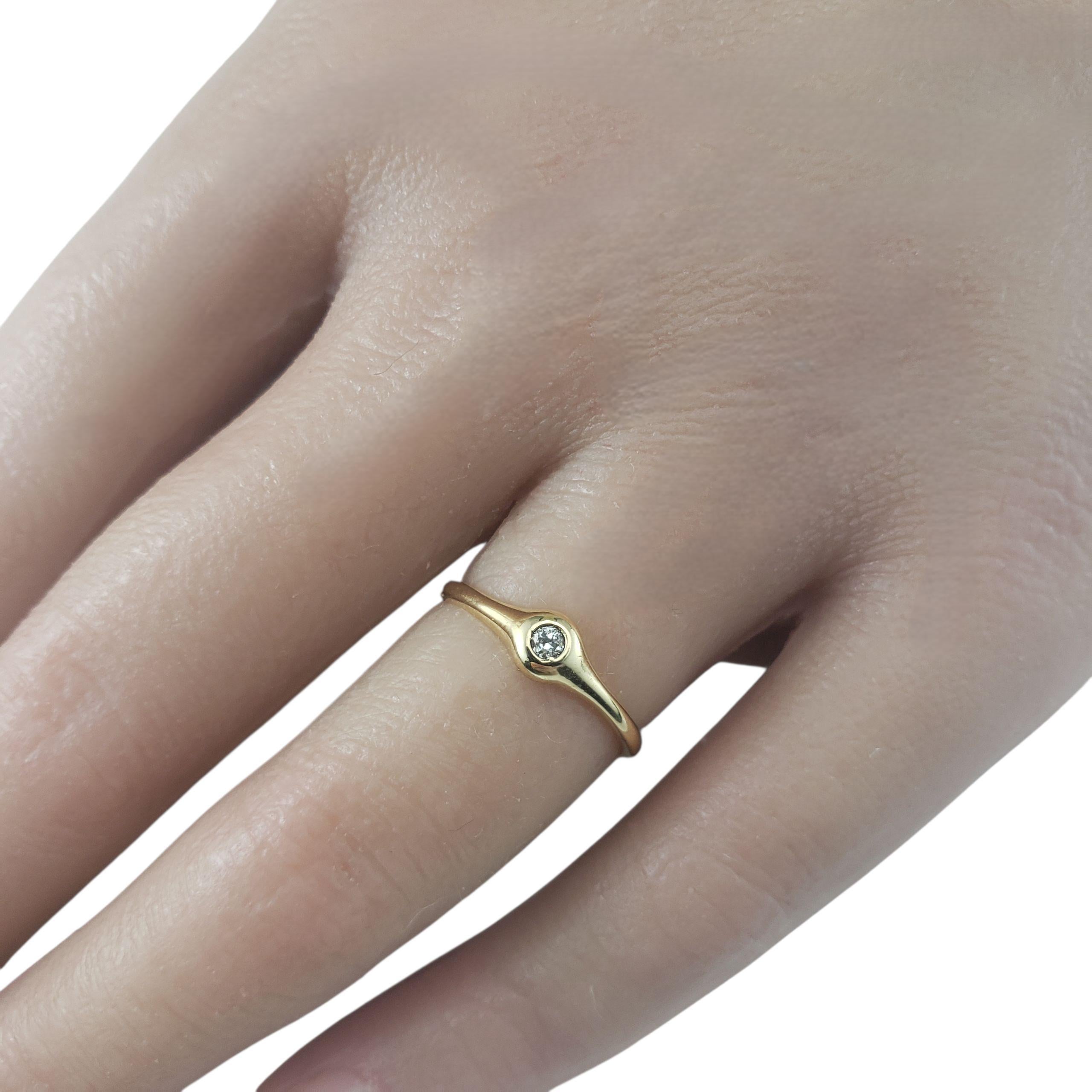 Bague solitaire en or jaune 18K sertie de diamants Taille 5 #23406 en vente 2