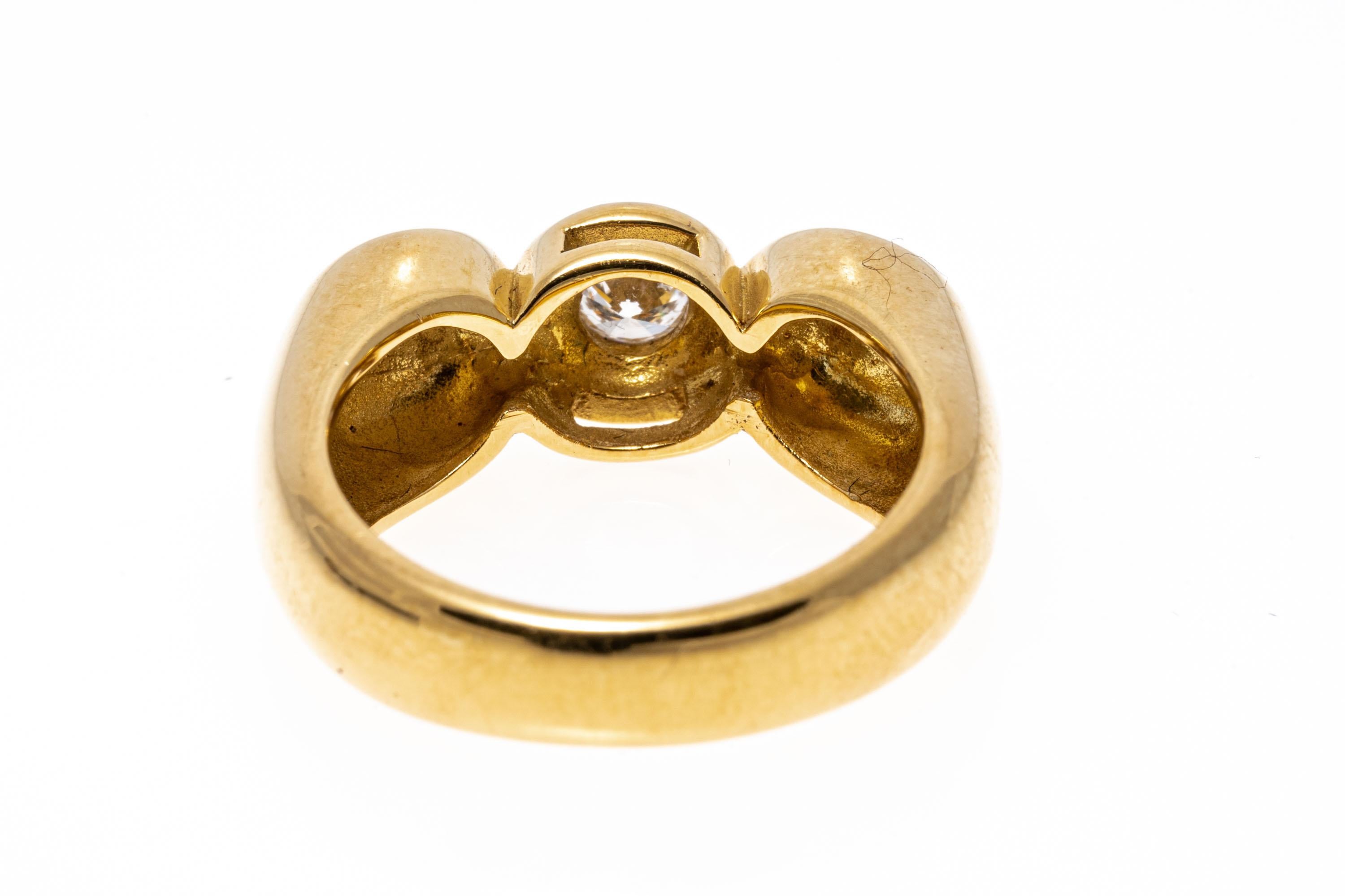 18 Karat Gelbgold Ring mit rundem Brillant-Diamant in der Lünette und Scroll Swirl für Damen oder Herren im Angebot