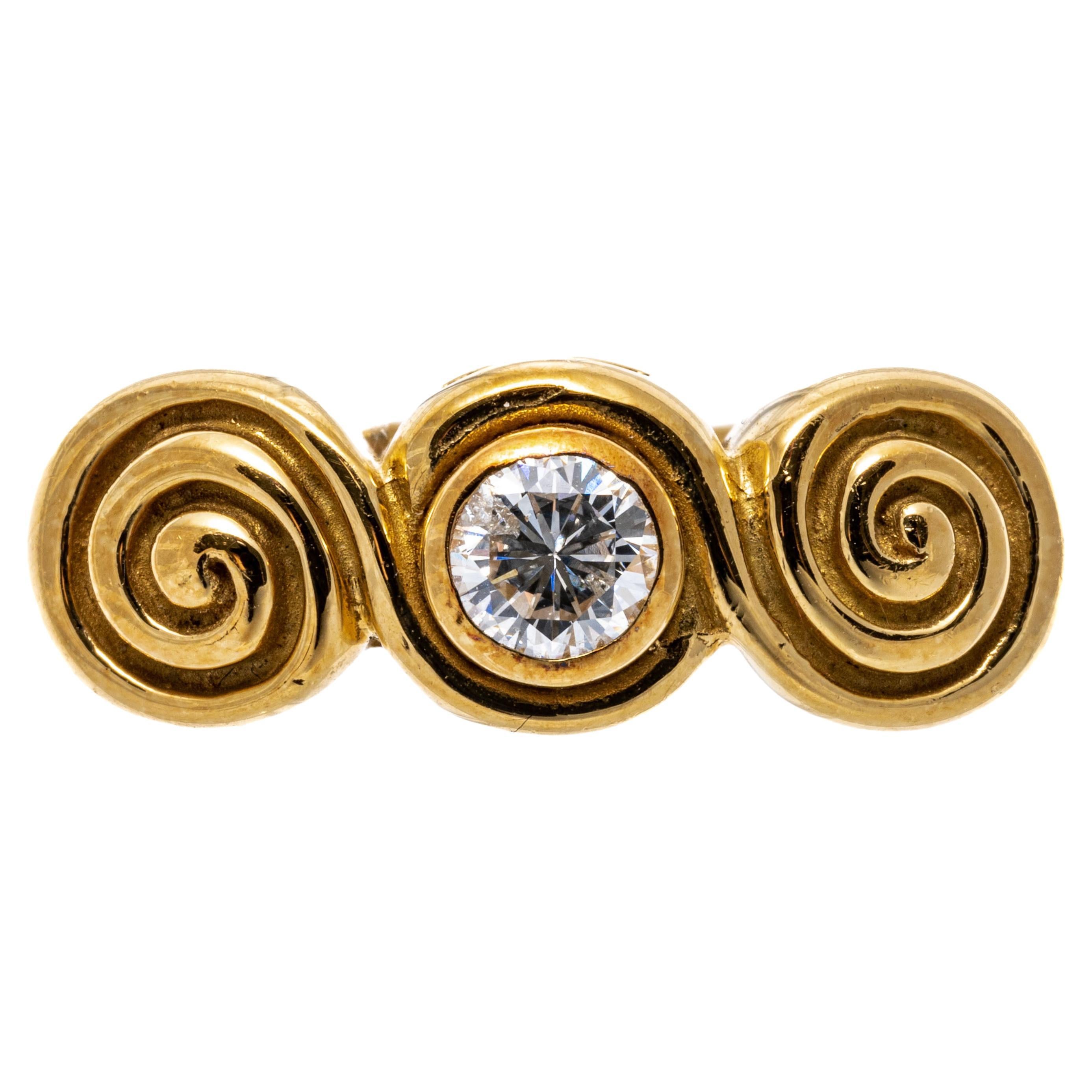 Anillo de oro amarillo de 18 quilates con diamante brillante redondo engastado en bisel y espiral de perlas