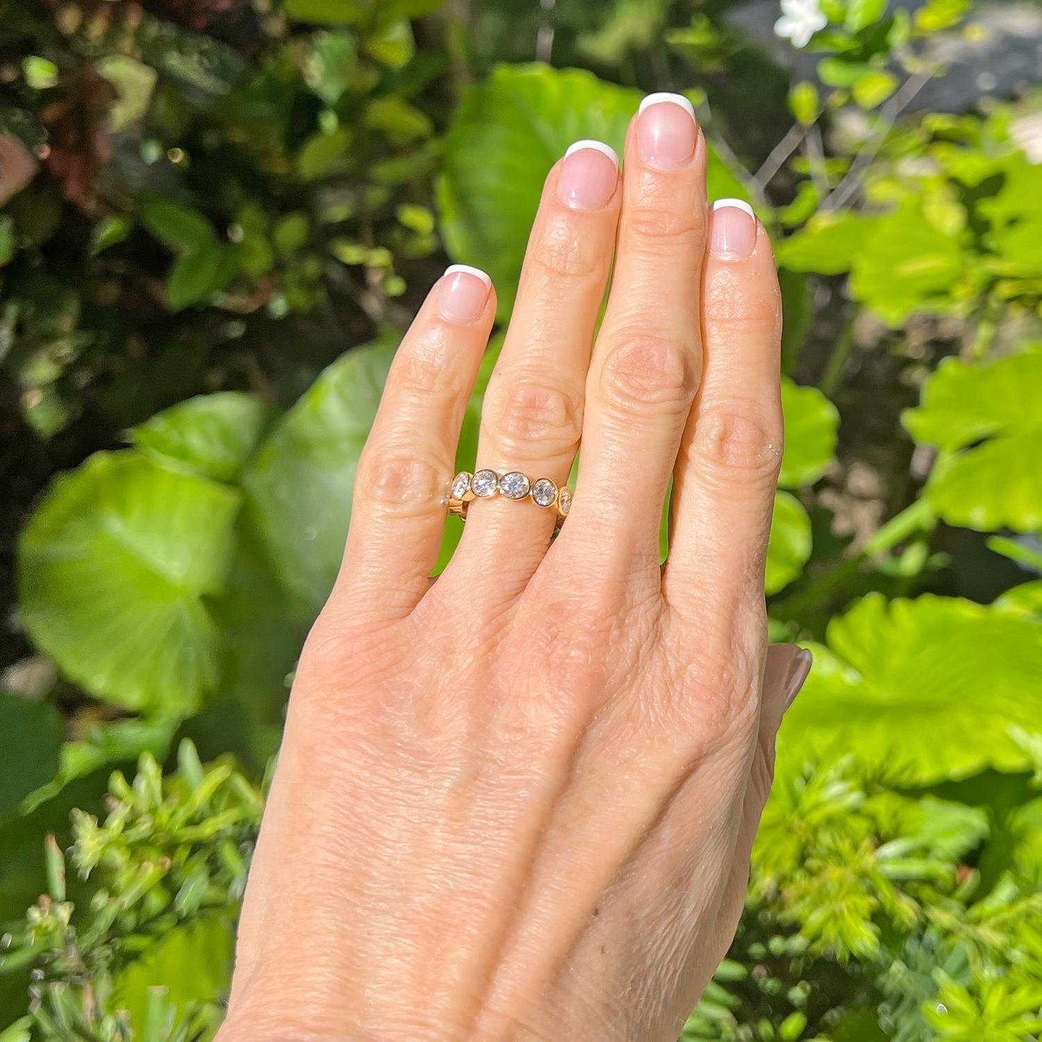 18 Karat Gelbgold Eternity-Ring mit rundem Diamanten in Lünettenfassung (Brillantschliff) im Angebot