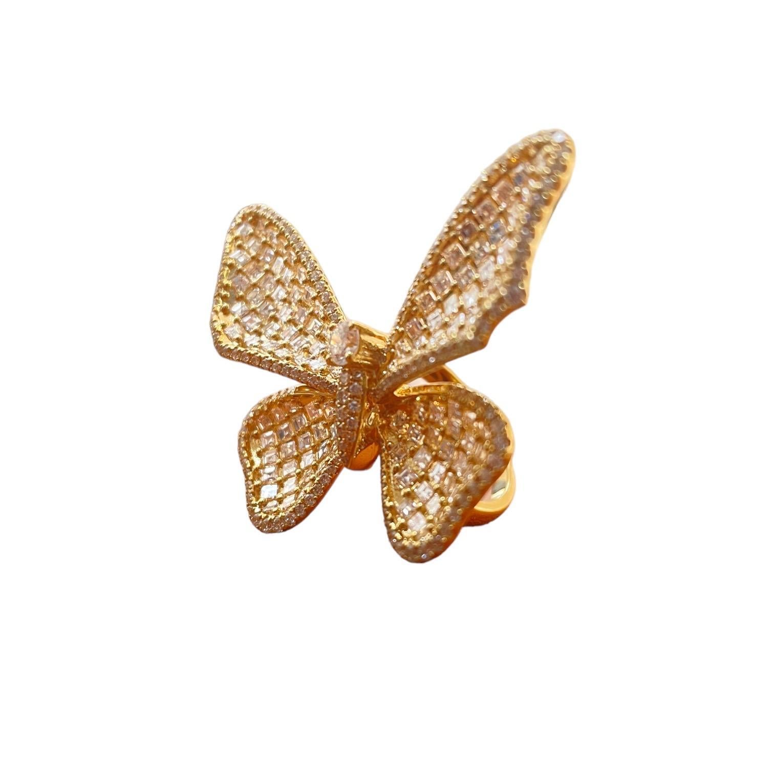 Faites une déclaration audacieuse avec notre bague cocktail Big Butterfly en or jaune 18 carats, une pièce magnifique qui respire la grâce et l'extravagance. D'un poids de 14,43 grammes et d'un poids total en carats (TCW) de 4,50, cette bague