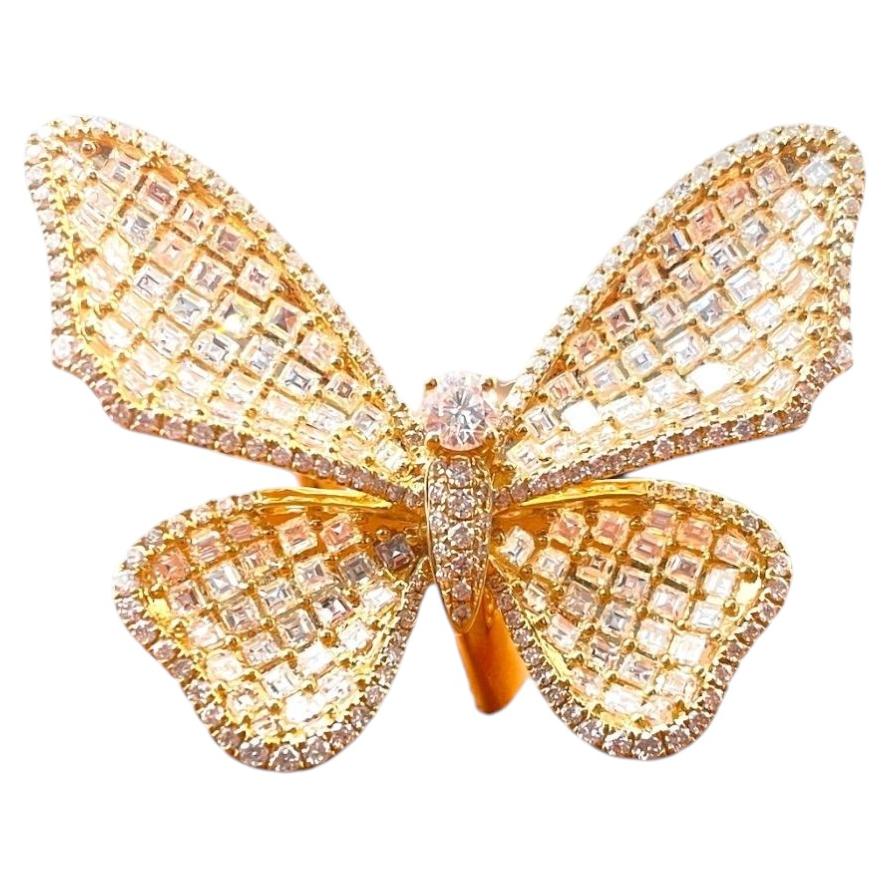 Anello da cocktail con grande farfalla in oro giallo 18 carati - 4,50 TCW in vendita