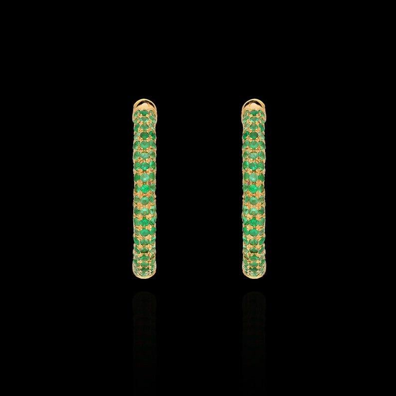 De las mujeres Pendientes de oro amarillo de 18k con aro grande de esmeralda natural en venta