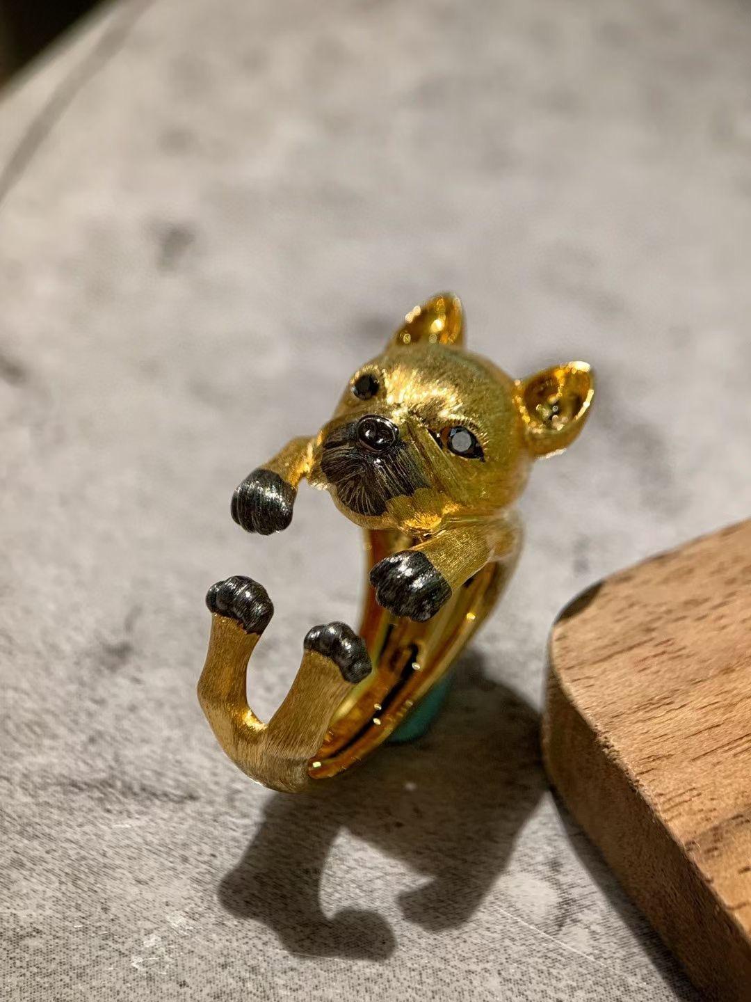 Modern 18K Yellow Gold Black Diamond 'Dog' Gold Graving Ring For Sale