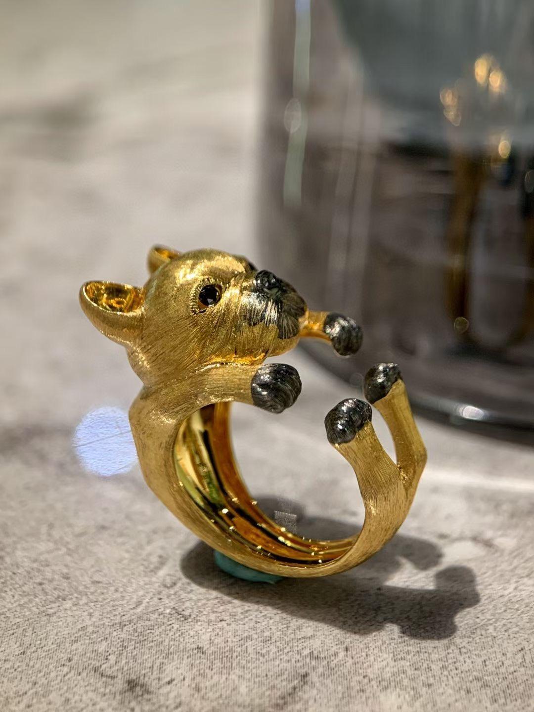 Round Cut 18K Yellow Gold Black Diamond 'Dog' Gold Graving Ring For Sale
