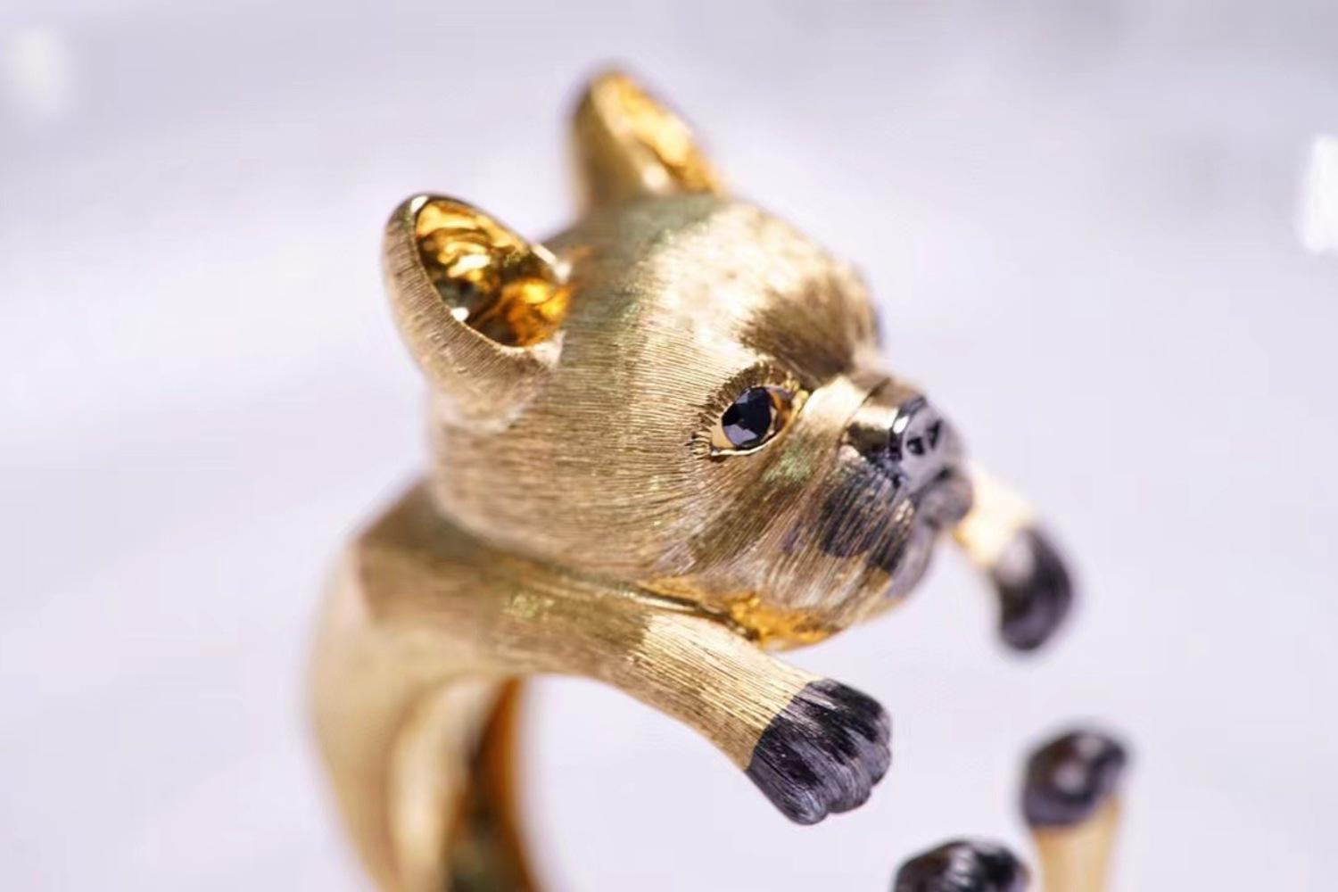 Round Cut 18K Yellow Gold Black Diamond Dog Ring For Sale